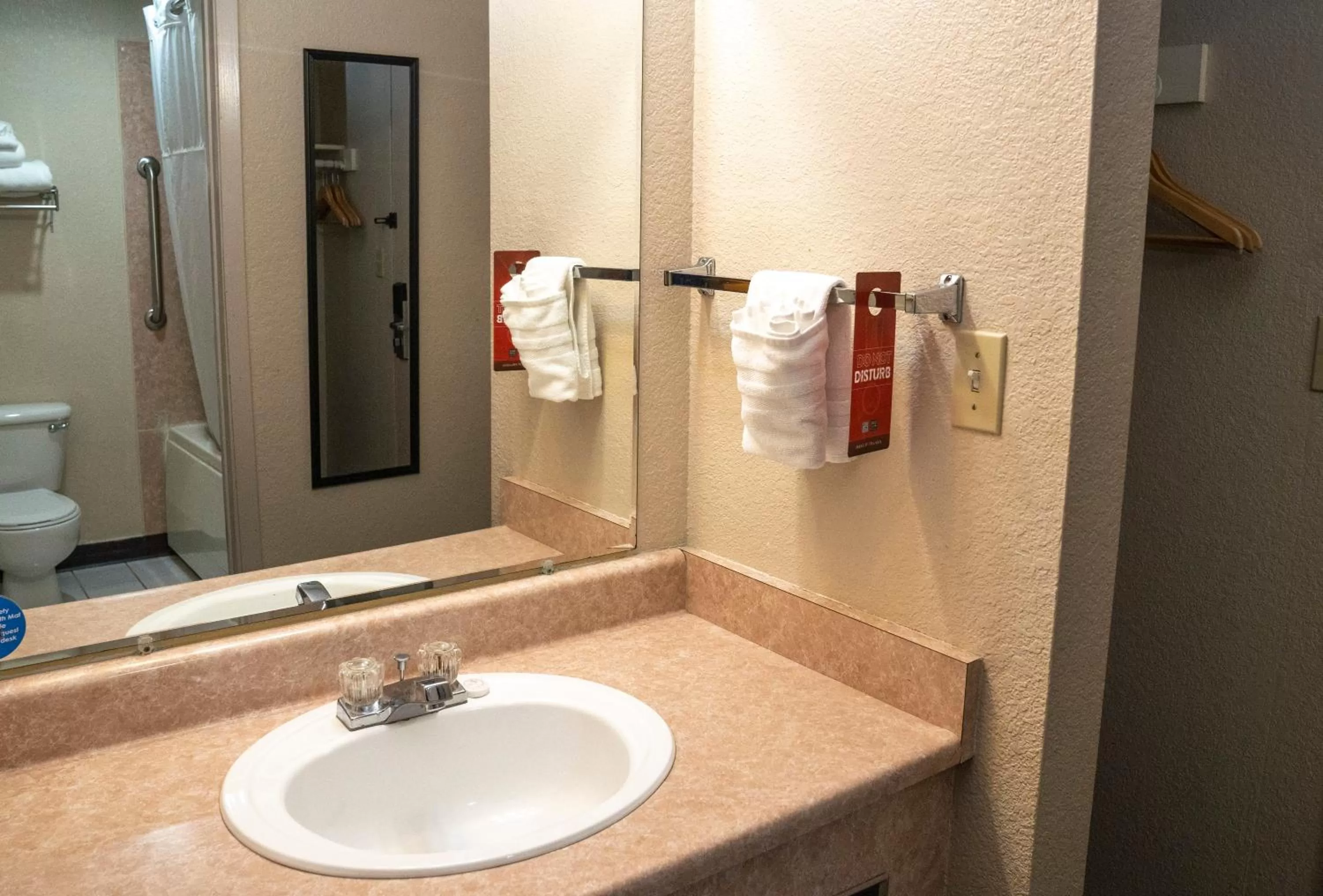 Bathroom in Americas Best Value Inn Lynnwood