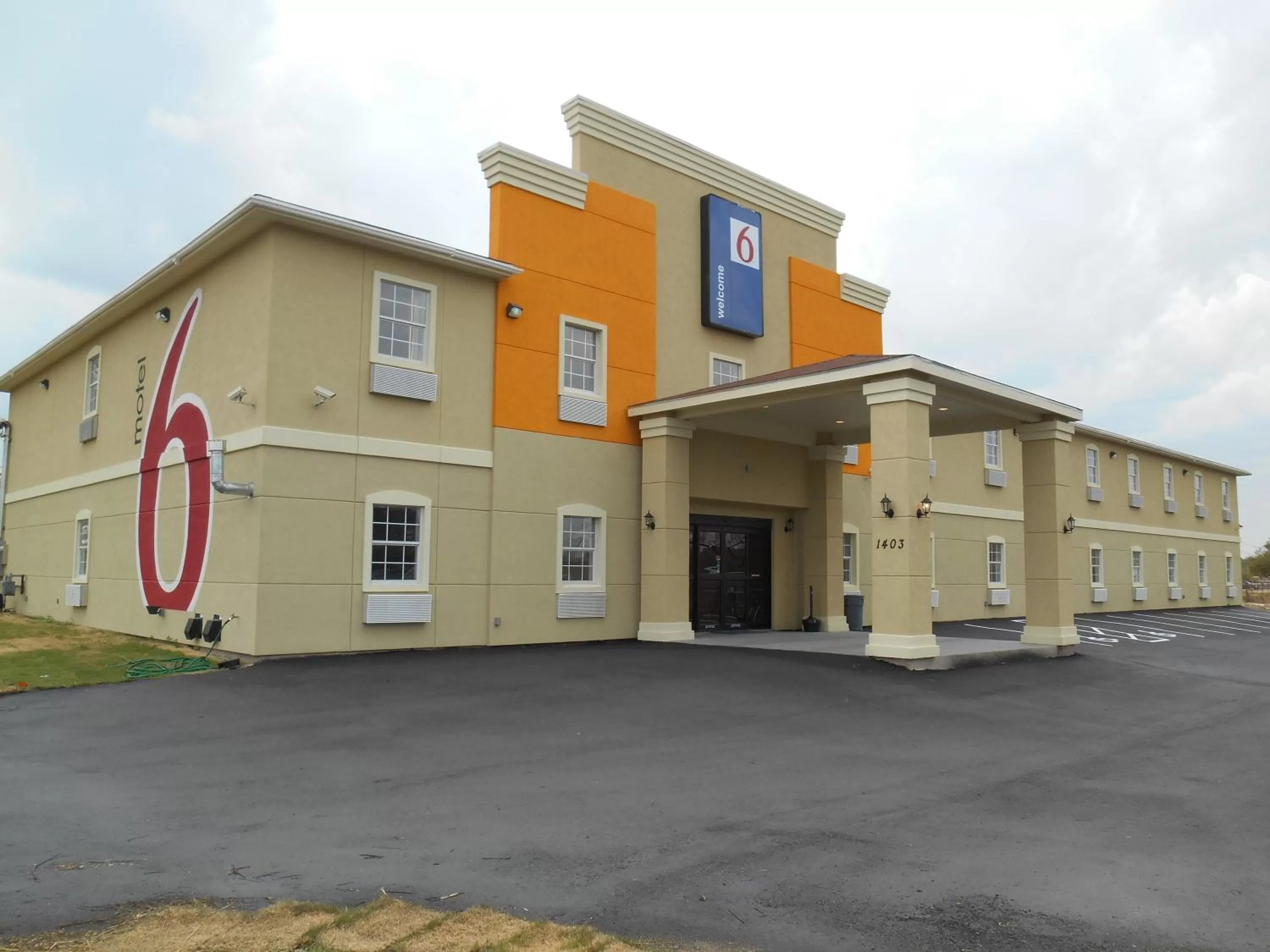 Facade/entrance in Motel 6-Jourdanton, TX