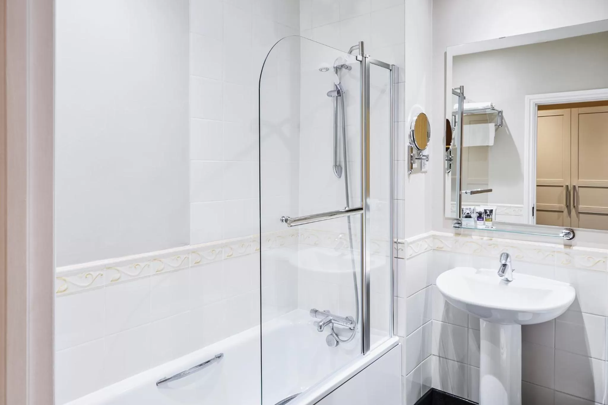 Shower in Mercure Newbury West Grange Hotel