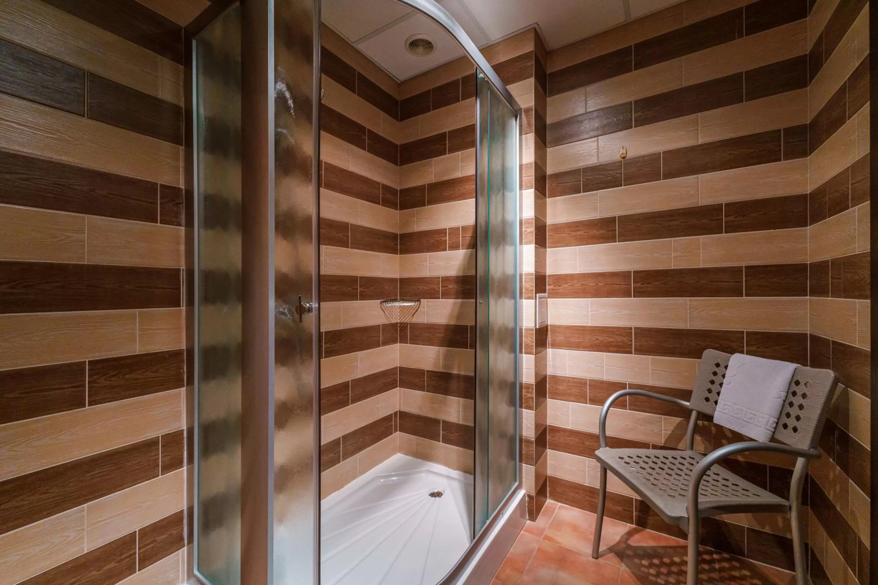 Shower in Hotel Ego - Free Parking - Top Central Location