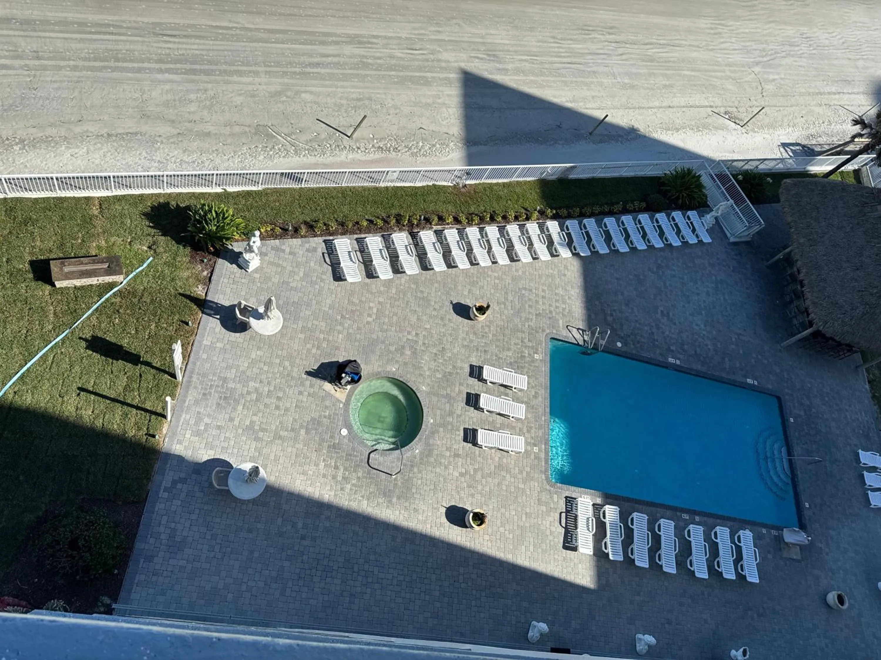 Swimming pool in Emerald Shores Hotel - Daytona Beach