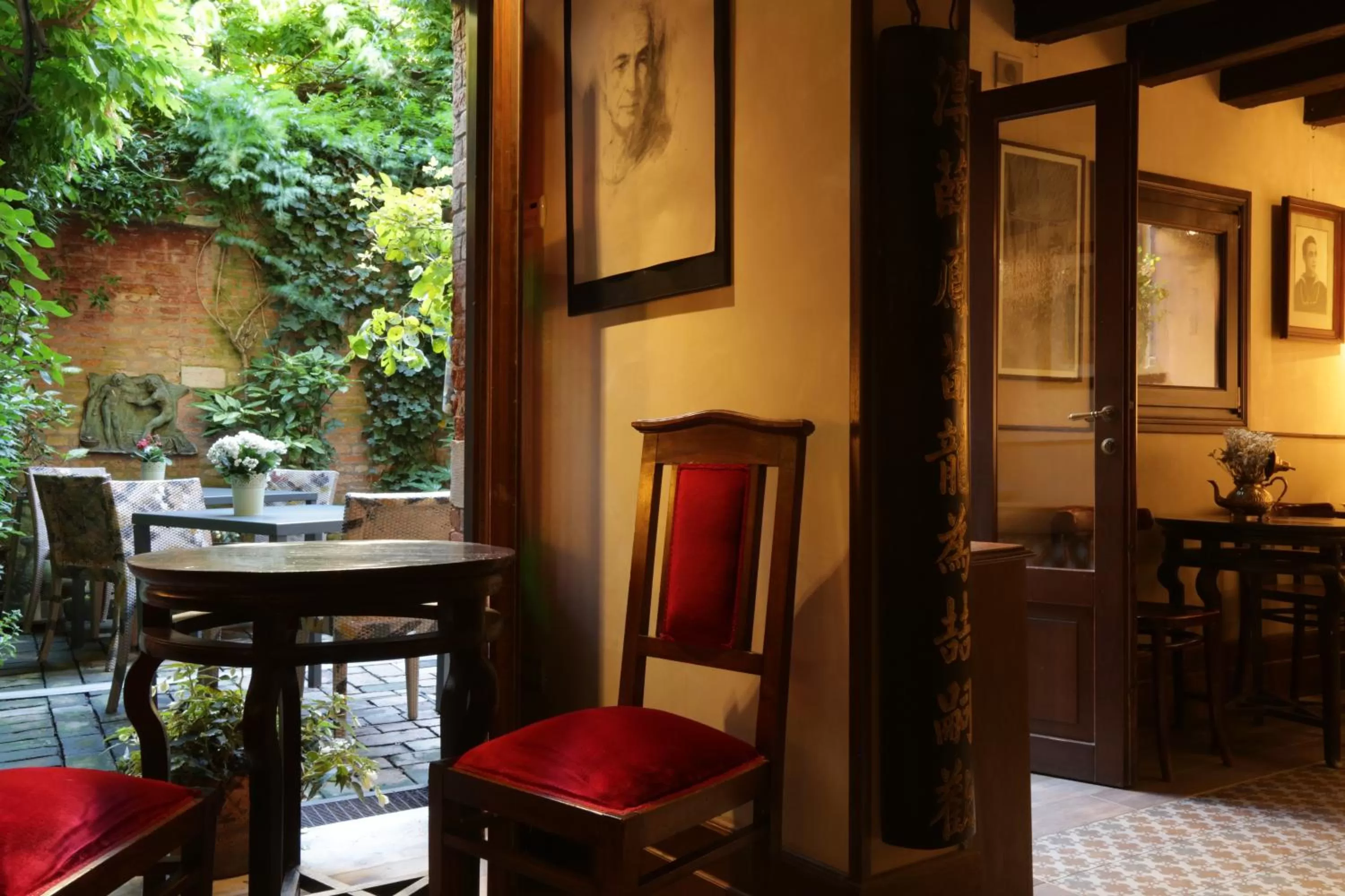 Communal lounge/ TV room in Novecento - By Romanelli Family