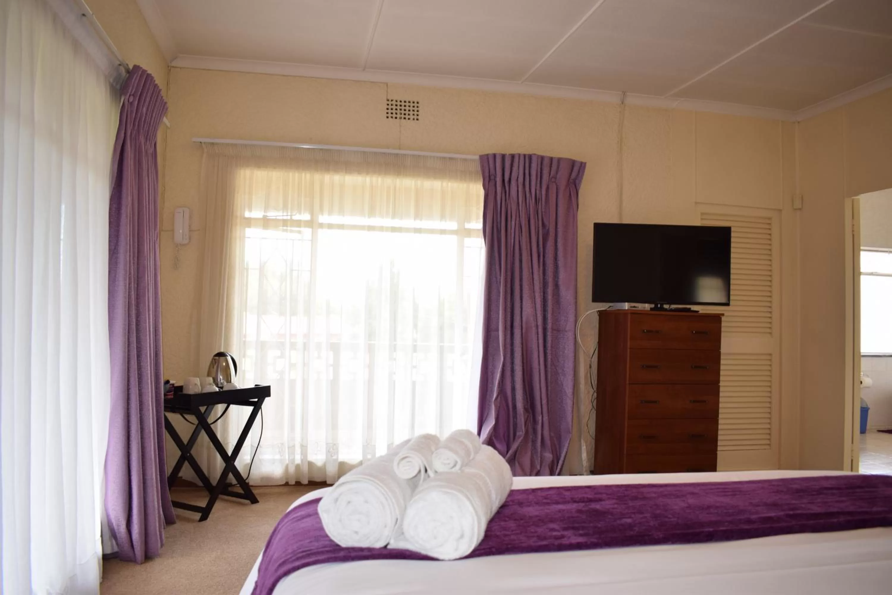 Bed, TV/Entertainment Center in Moye Guest House