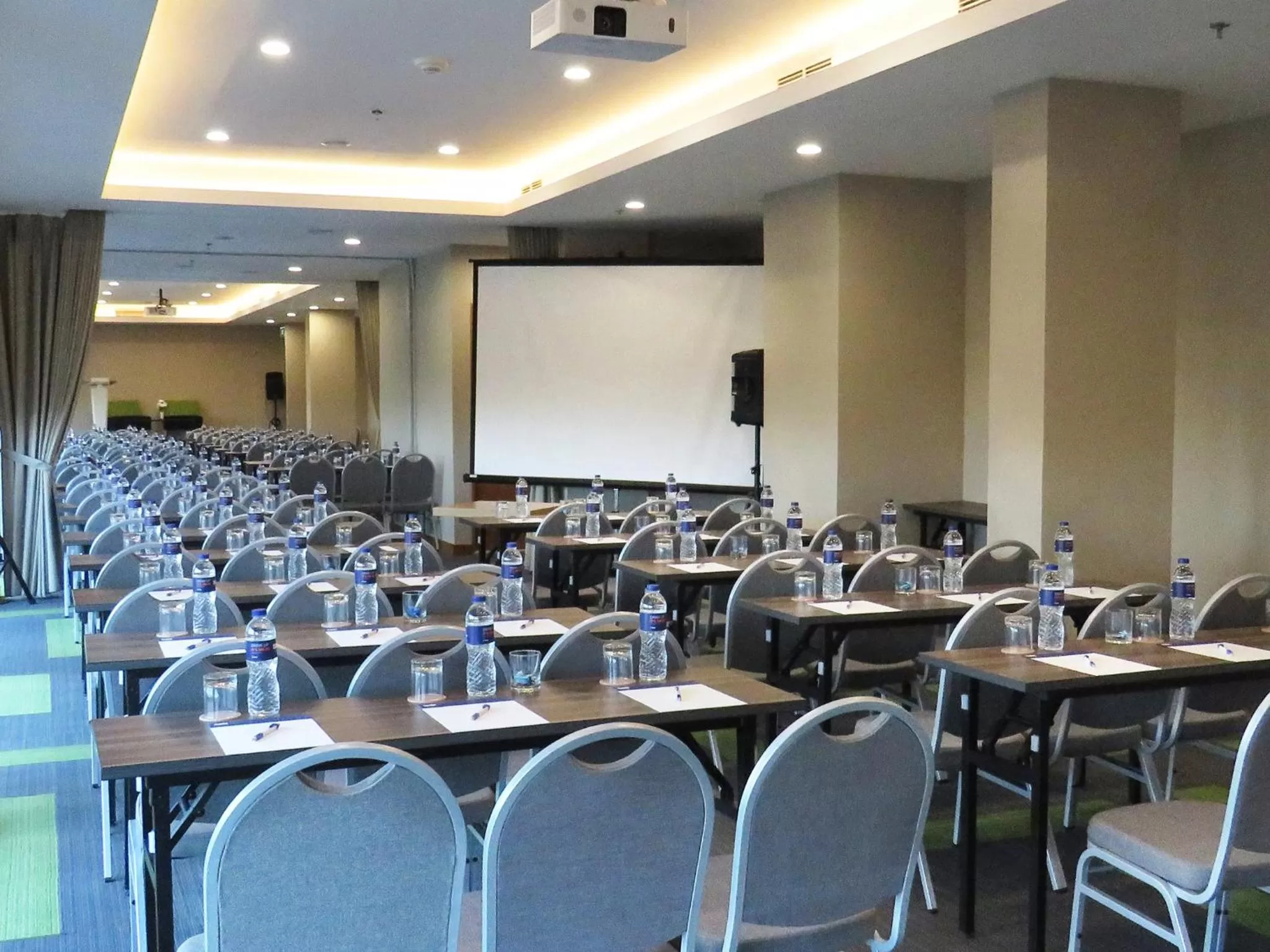 Meeting/conference room in Holiday Inn Express Jakarta Matraman by IHG