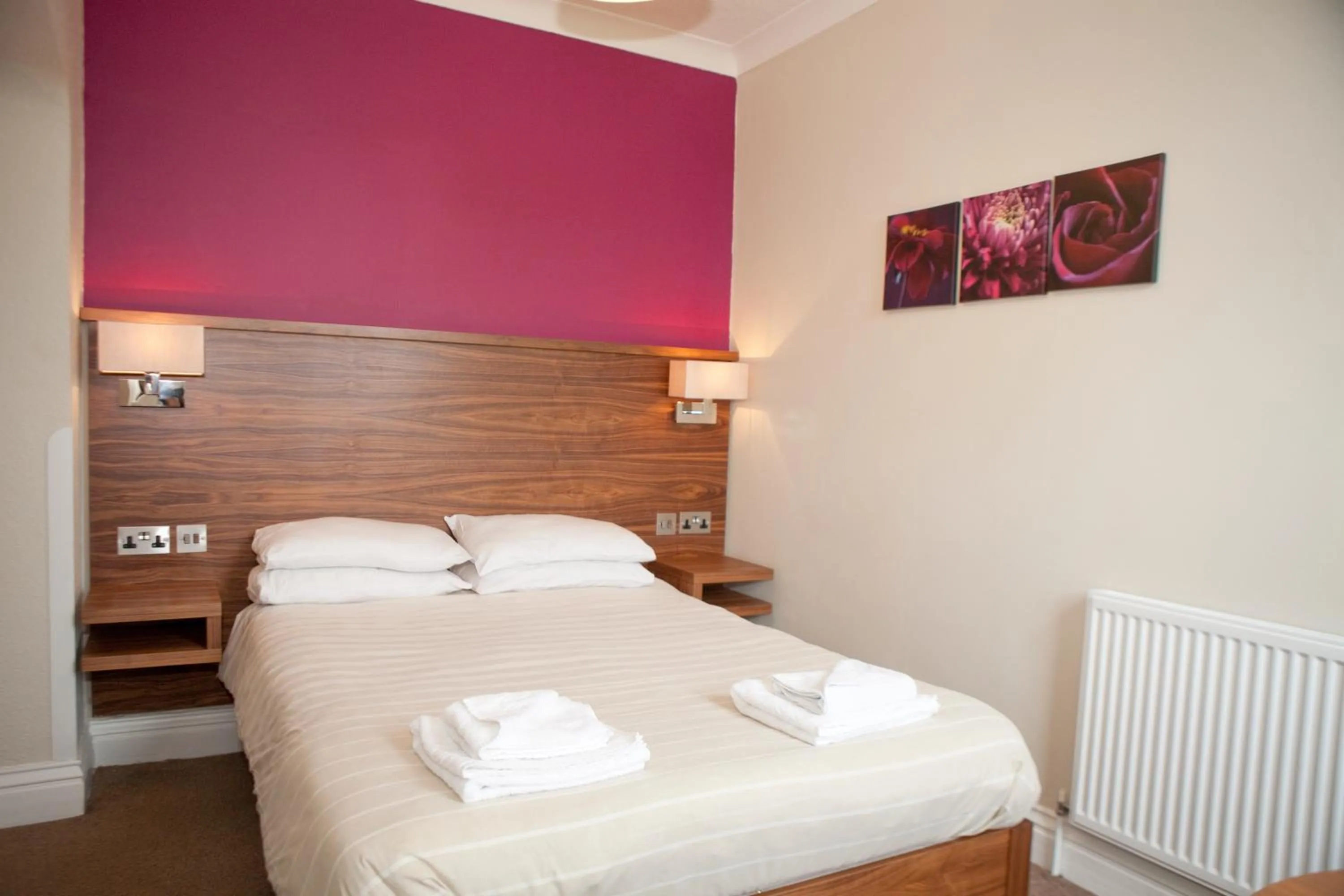 Photo of the whole room, Bed in Wheatlands Lodge Hotel