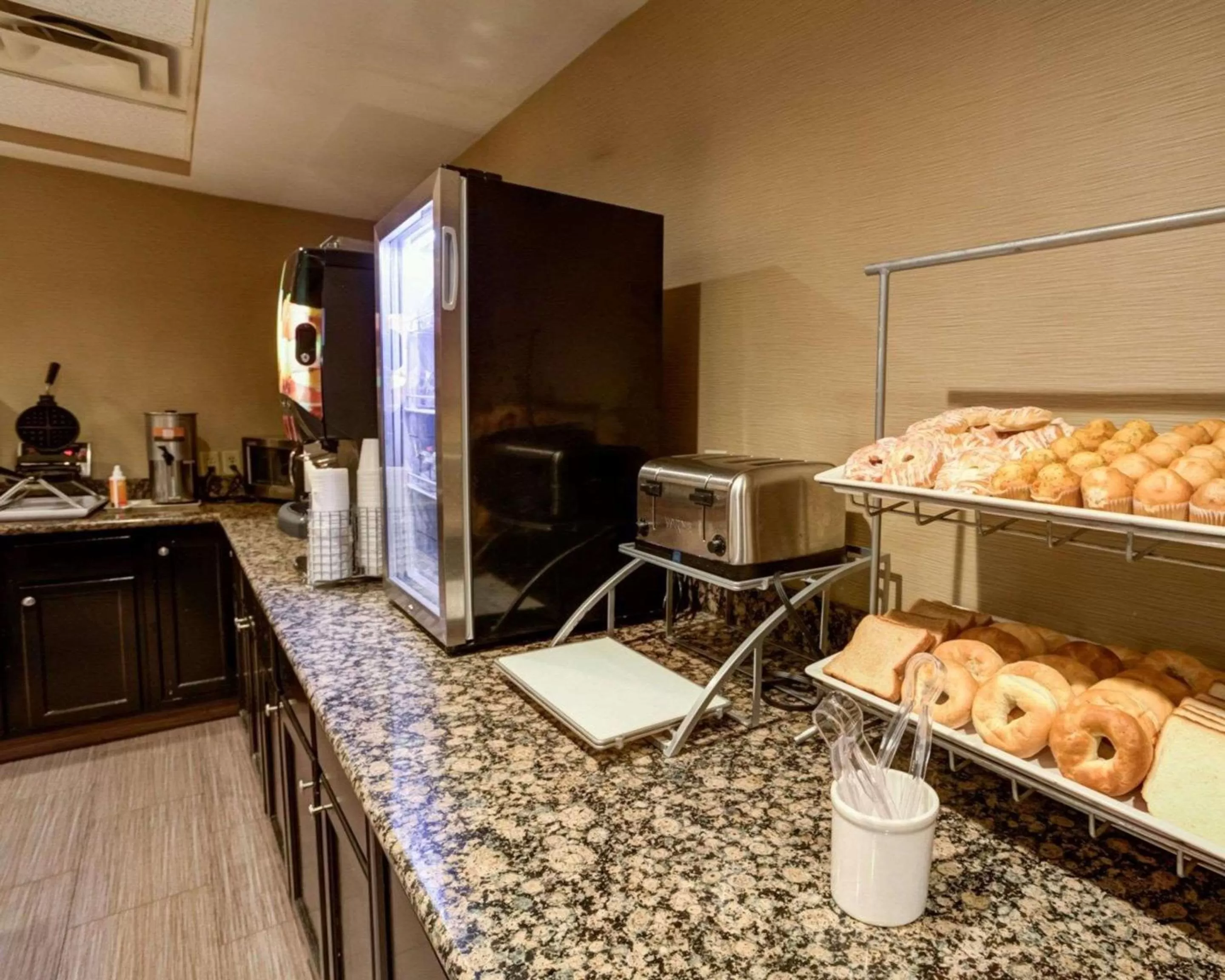 Restaurant/places to eat in Charlotte Suites by IHG