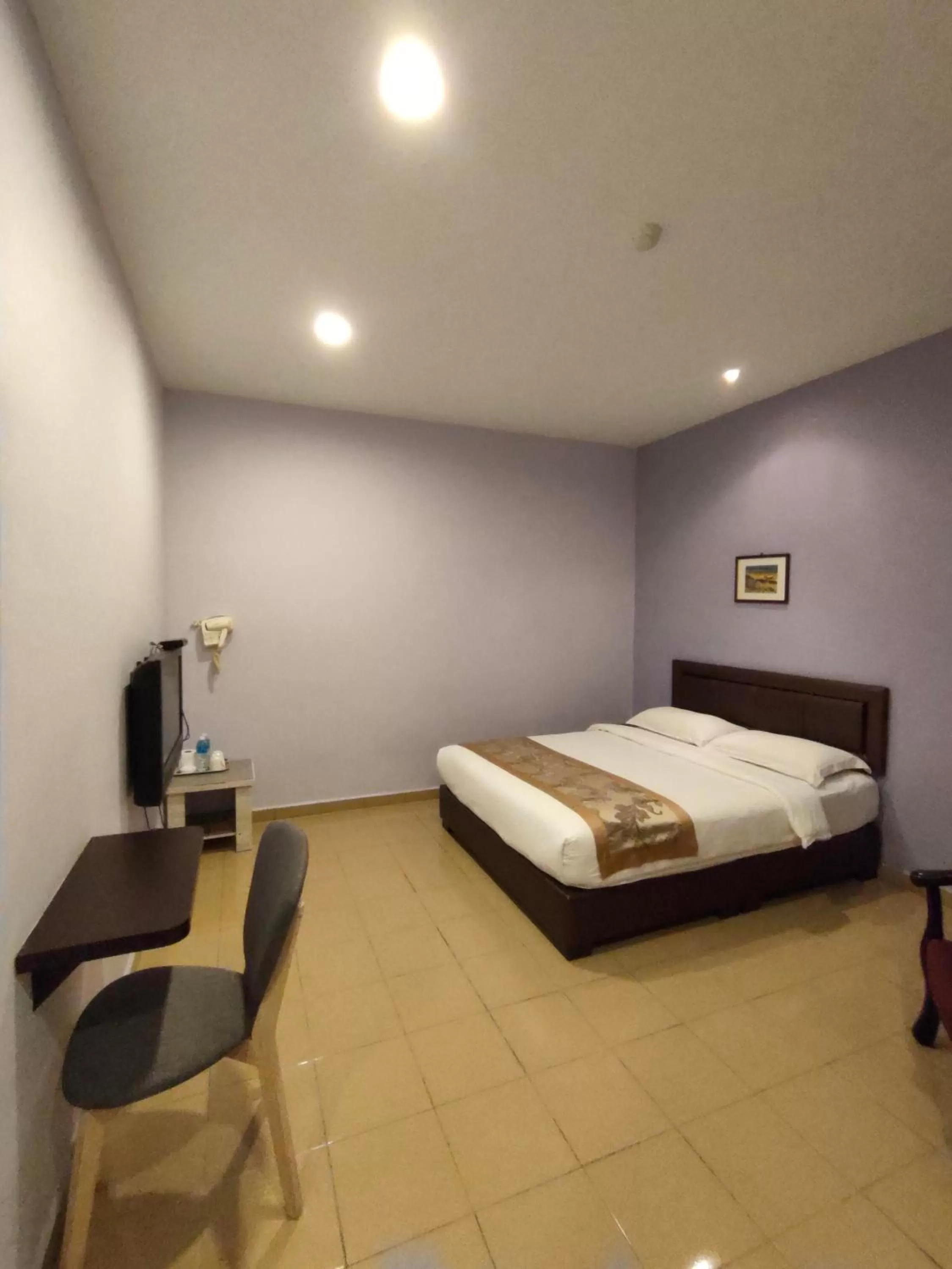 Bed in TIONG HUA HOTEL