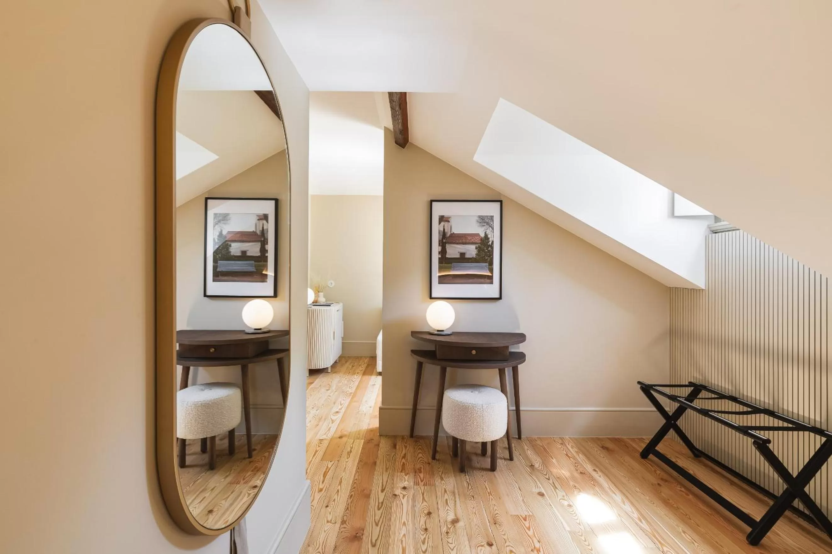 Photo of the whole room in Artsy Cascais