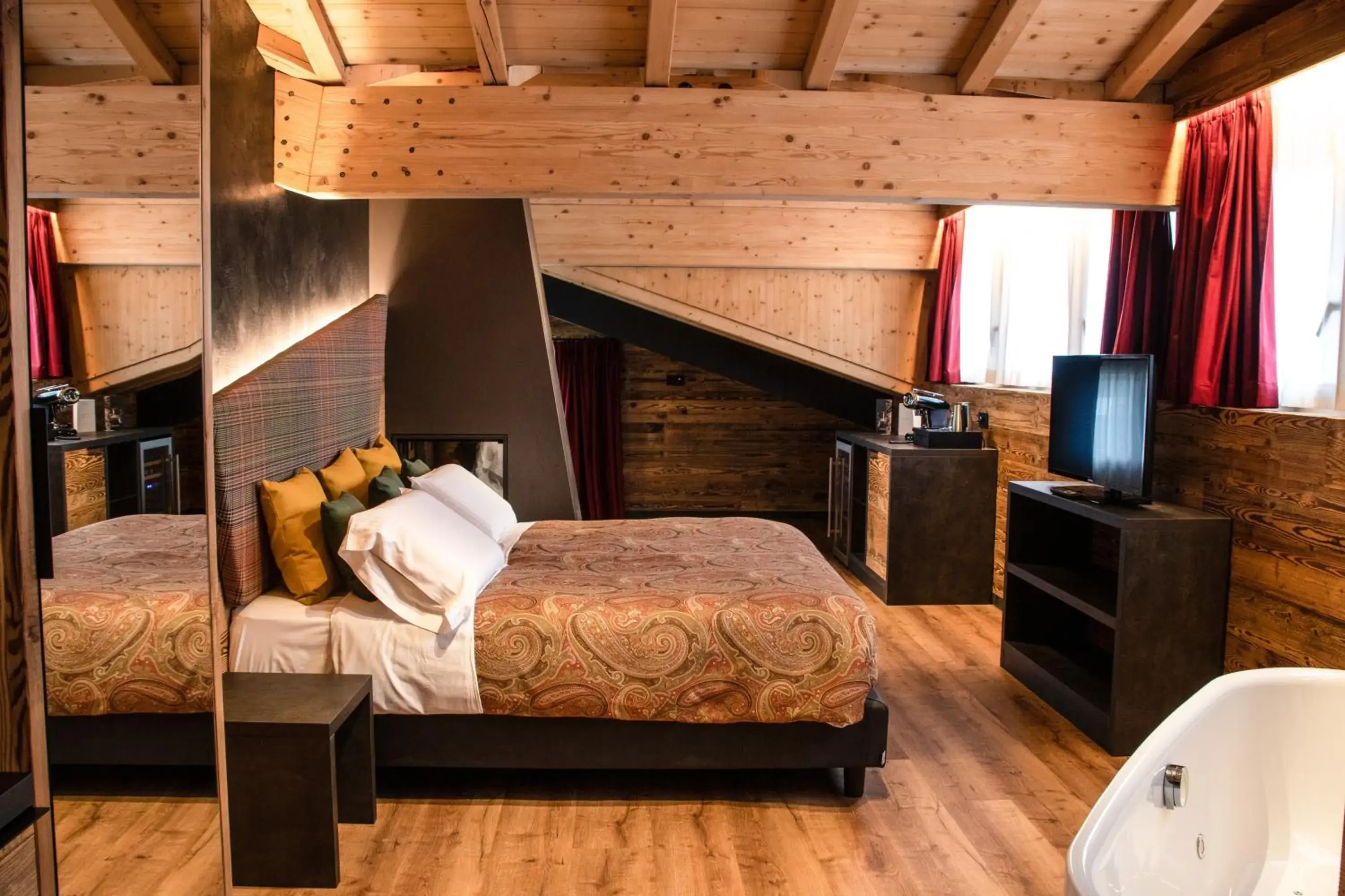 Deluxe Suite with Spa Bath in Hotel Concordia Deluxe Suite with Spa Bath in Hotel Concordia