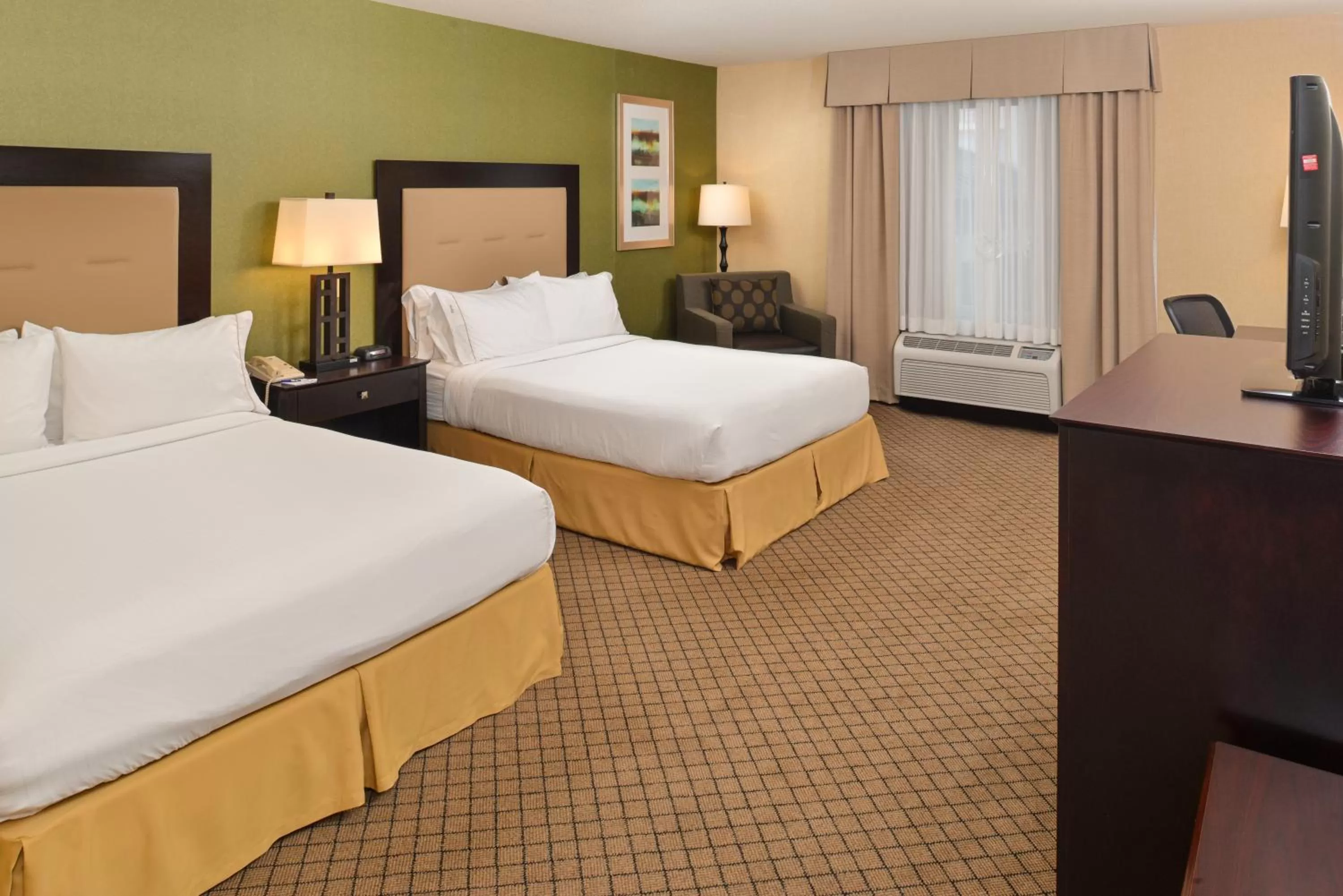 Photo of the whole room, Bed in Holiday Inn Express Woodland by IHG