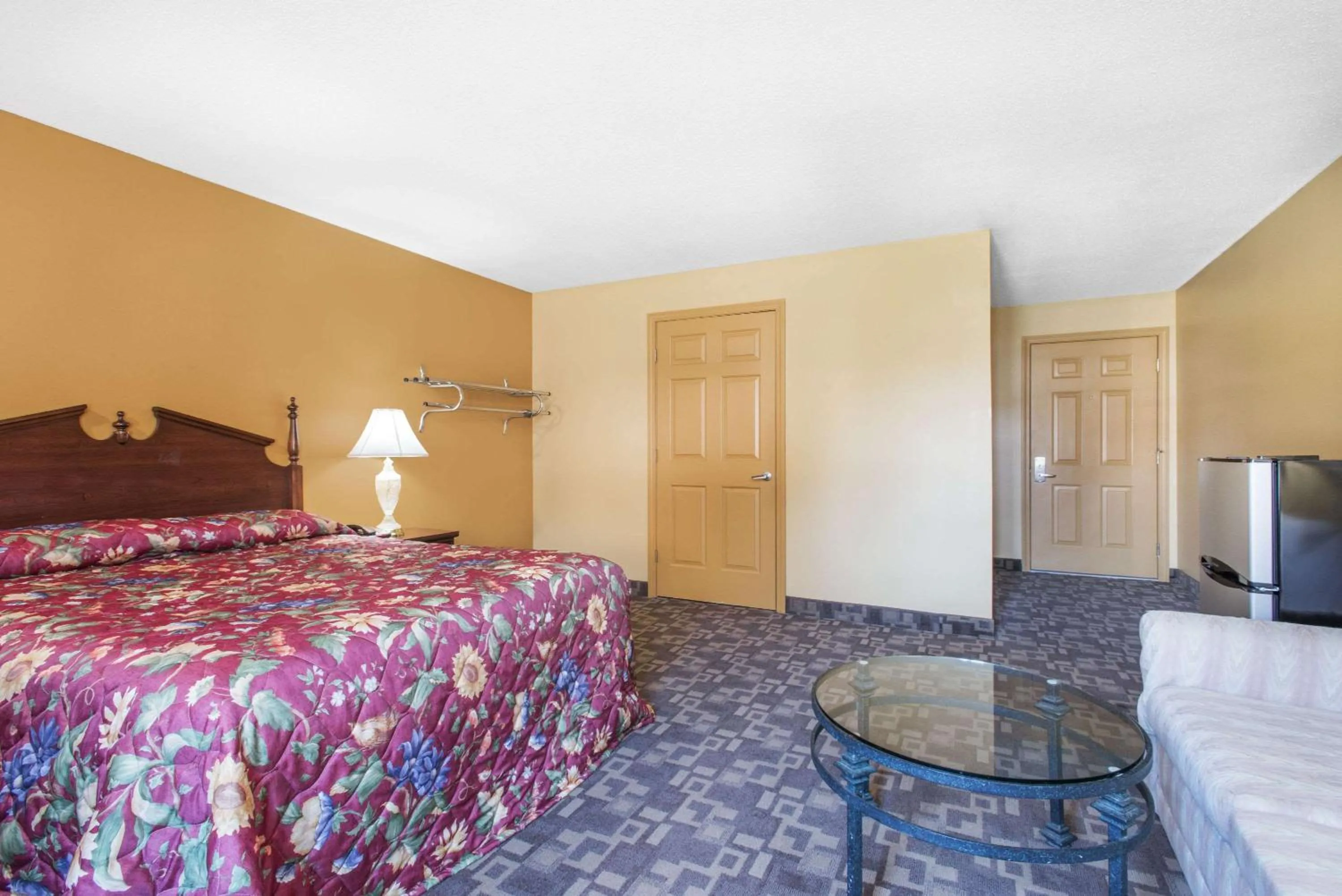 Photo of the whole room, Bed in Knights Inn Hadley