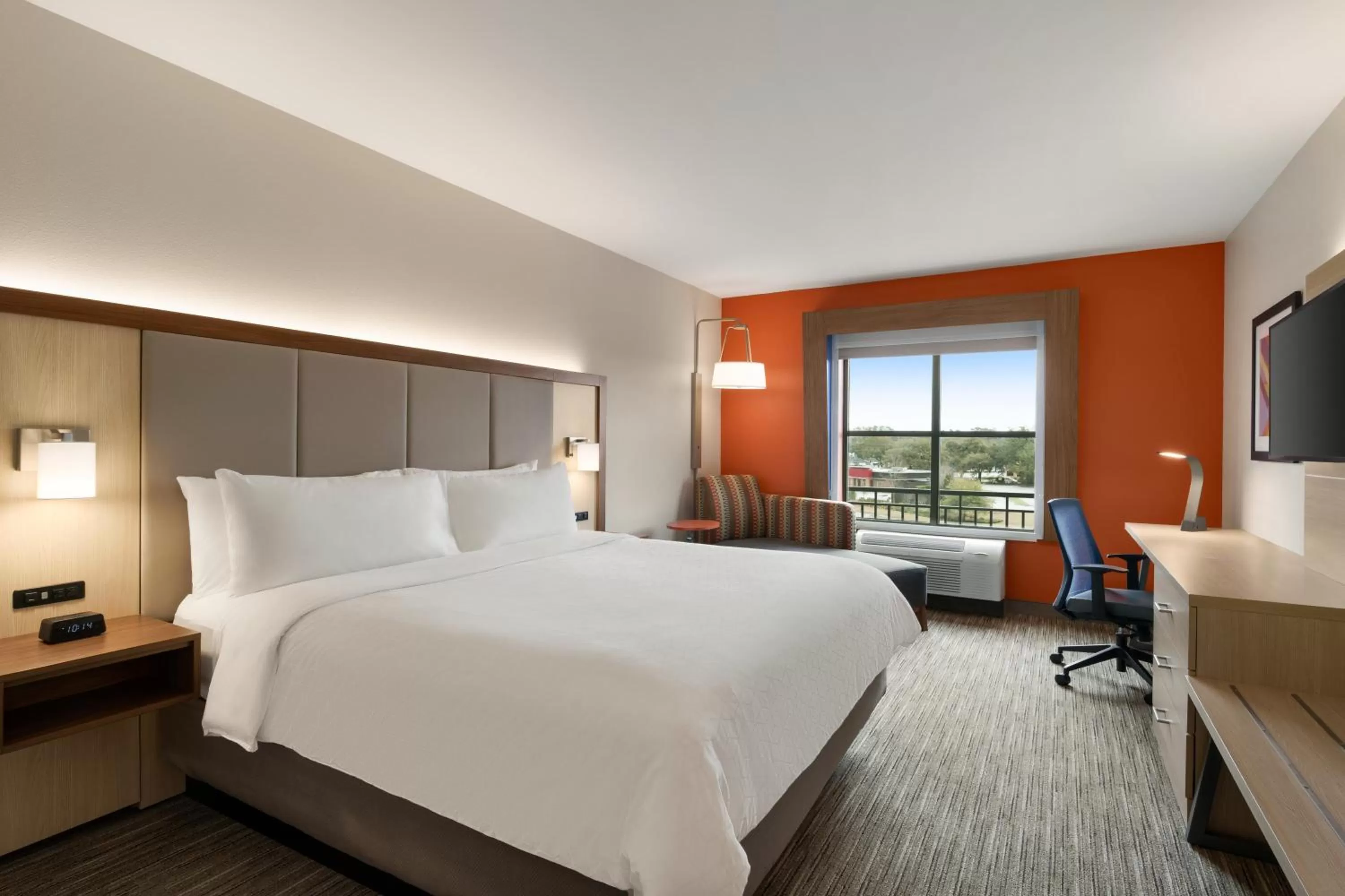 Photo of the whole room, Bed in Holiday Inn Express Hotel & Suites Mount Pleasant - Charleston by IHG