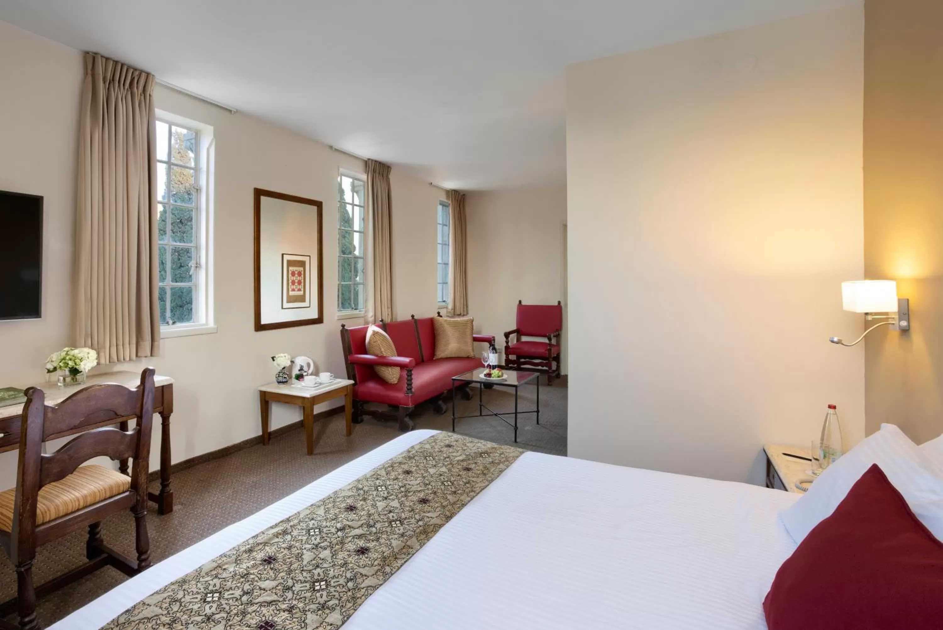 Living room, Bed in YMCA Three Arches Hotel