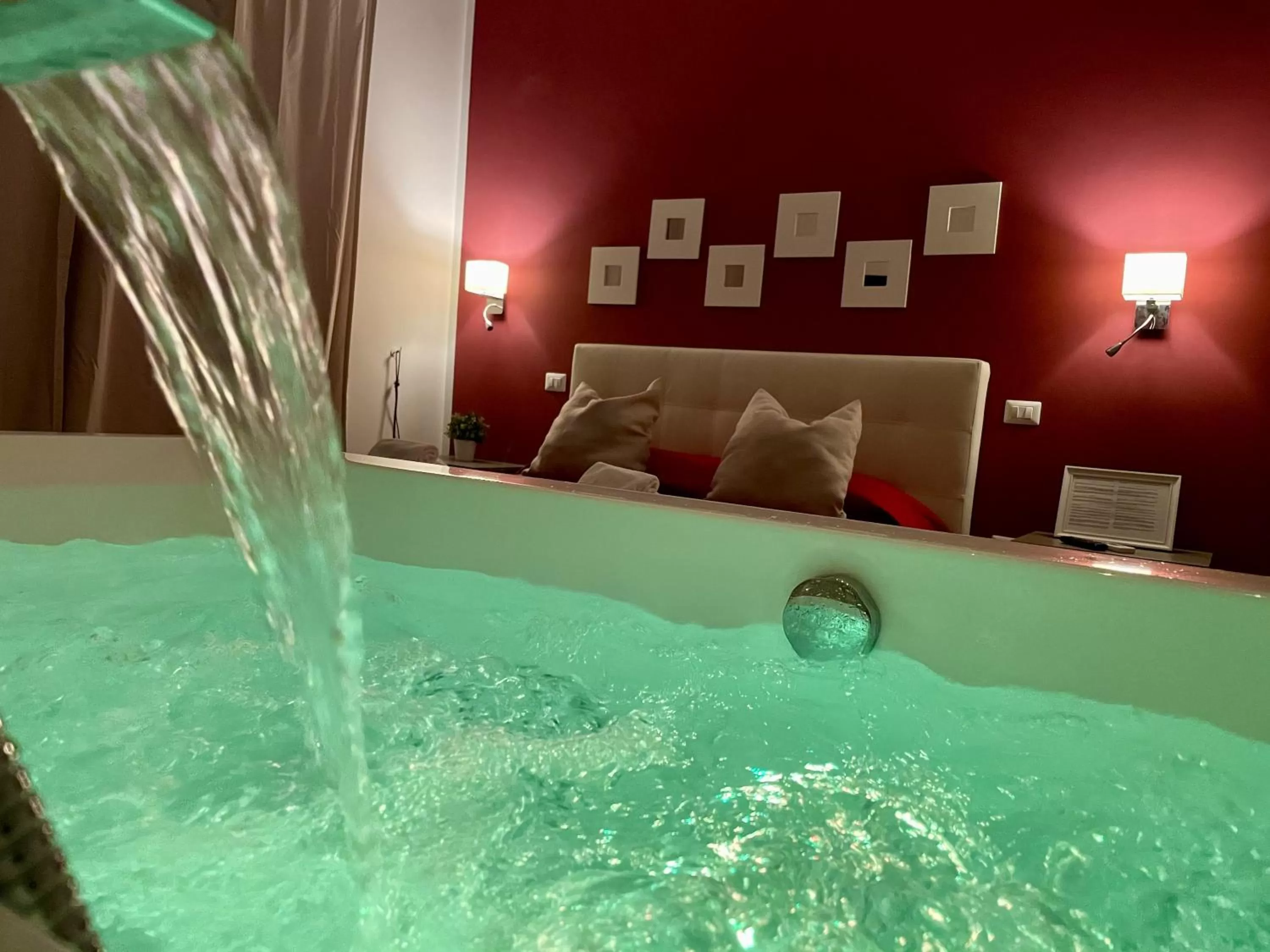 Hot Tub in Le Coq Suites