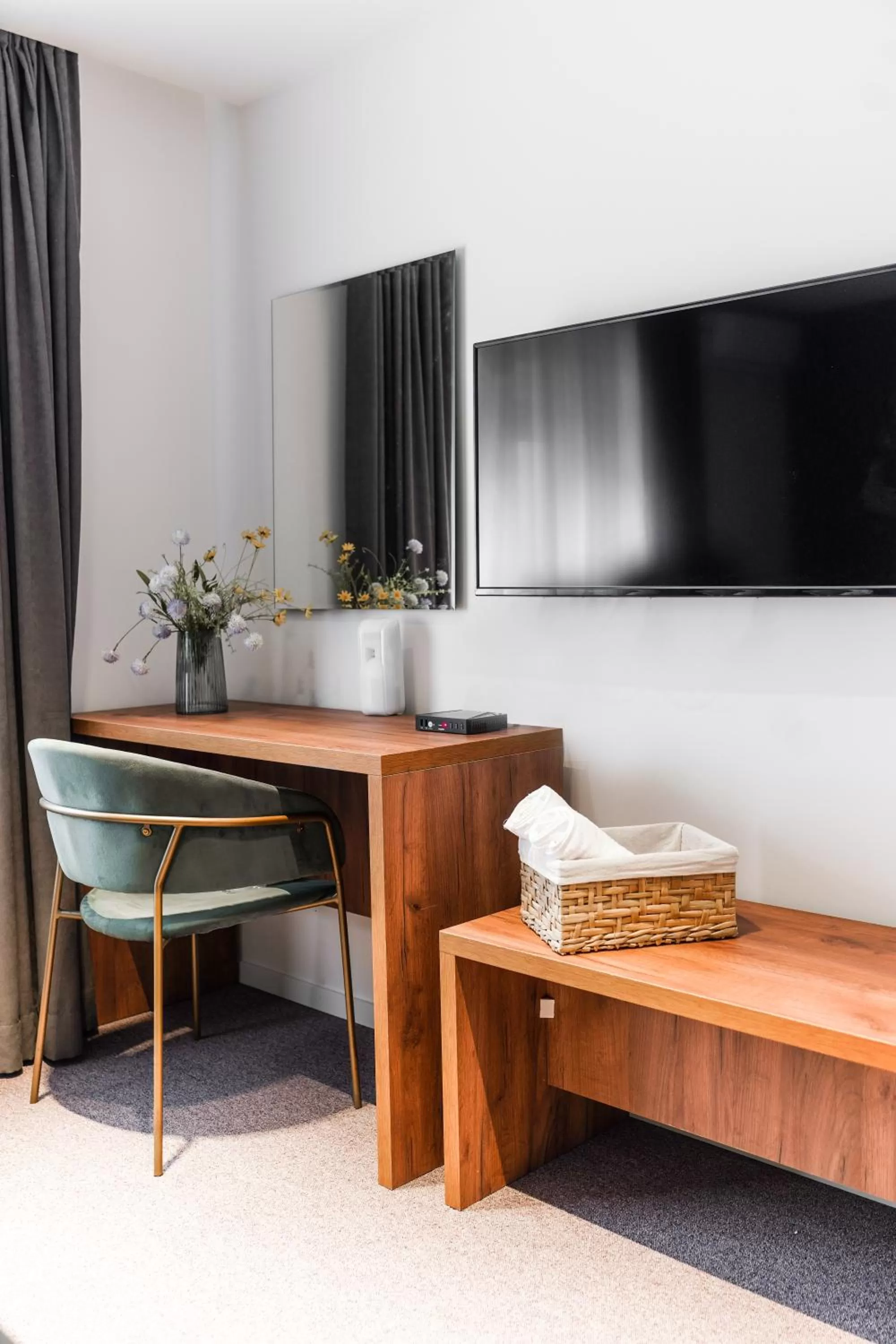 Seating area, TV/Entertainment Center in The White Tree