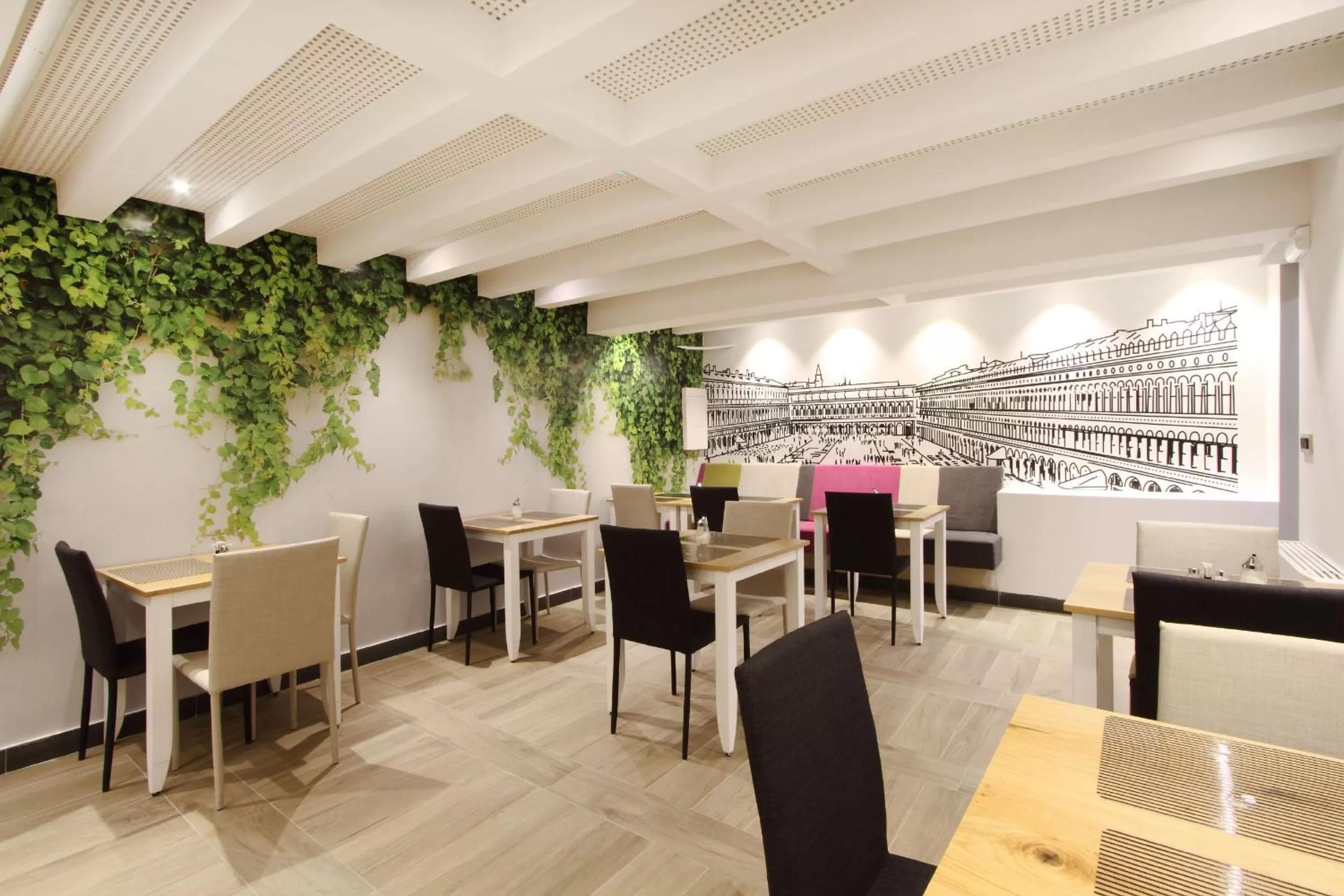 Restaurant/places to eat in Hotel Cosmopolit