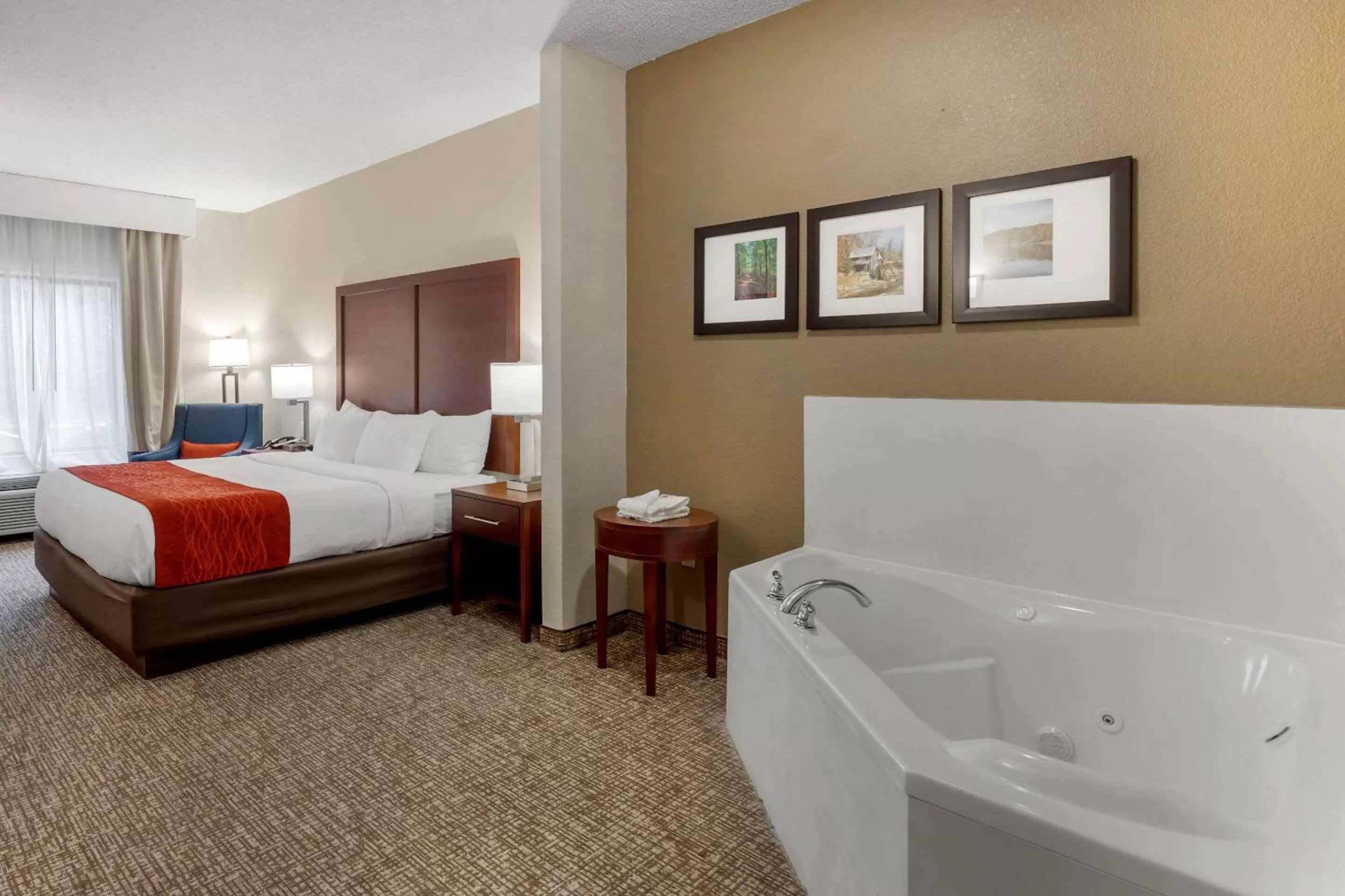 Photo of the whole room, Bed in Comfort Inn & Suites Canton Riverstone Area