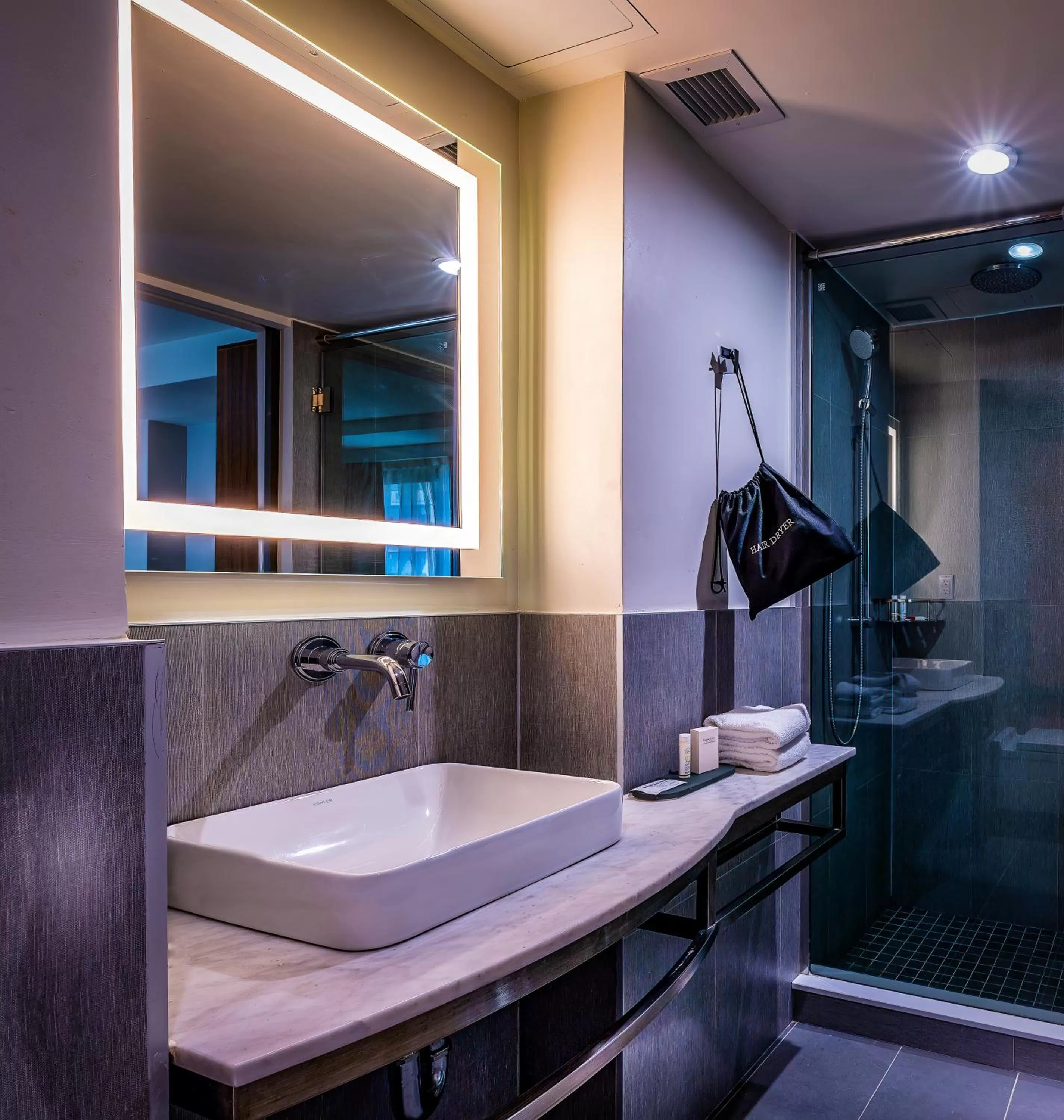 Shower in La Quinta by Wyndham Time Square South