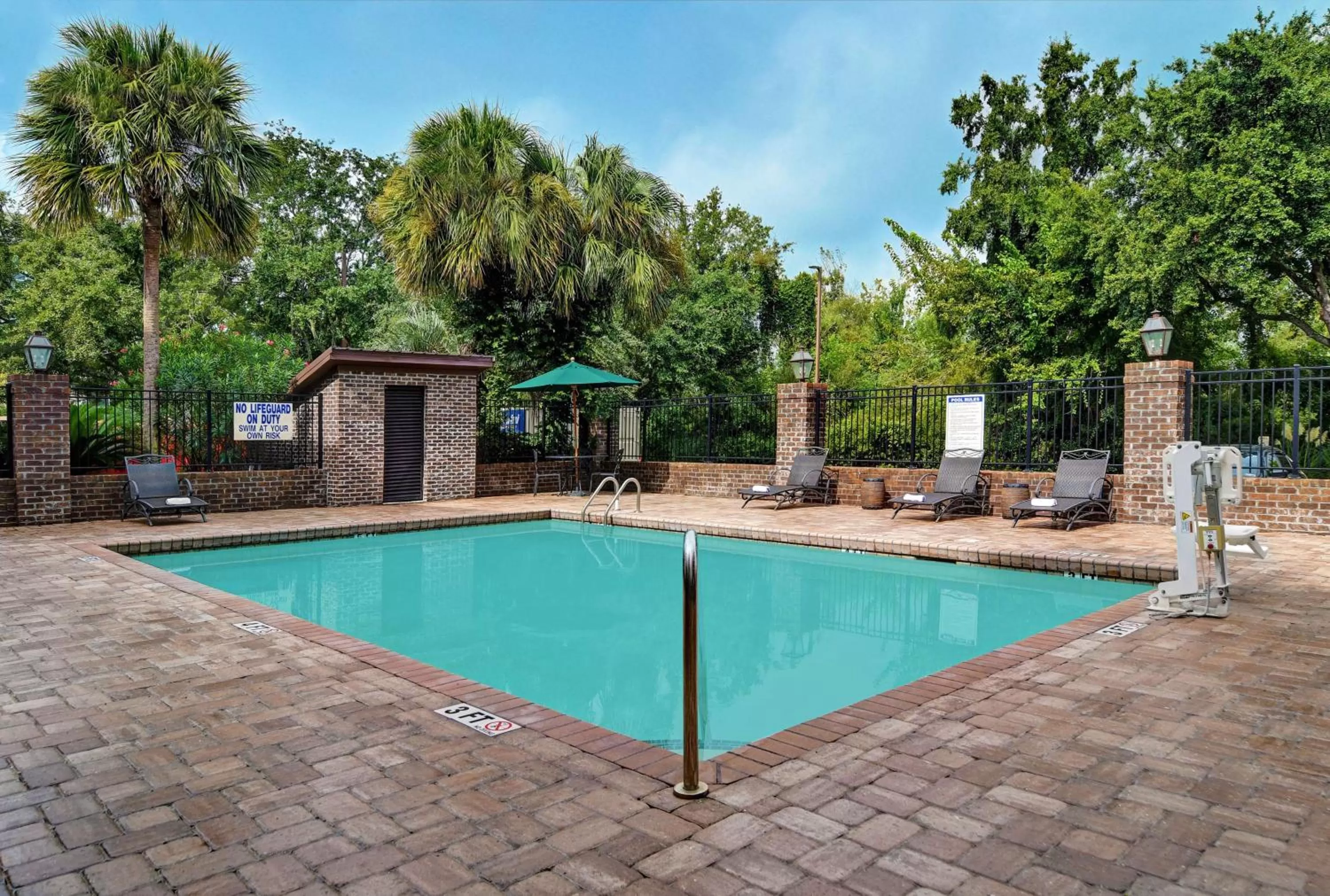 Pool view in Hampton Inn Patriots Point
