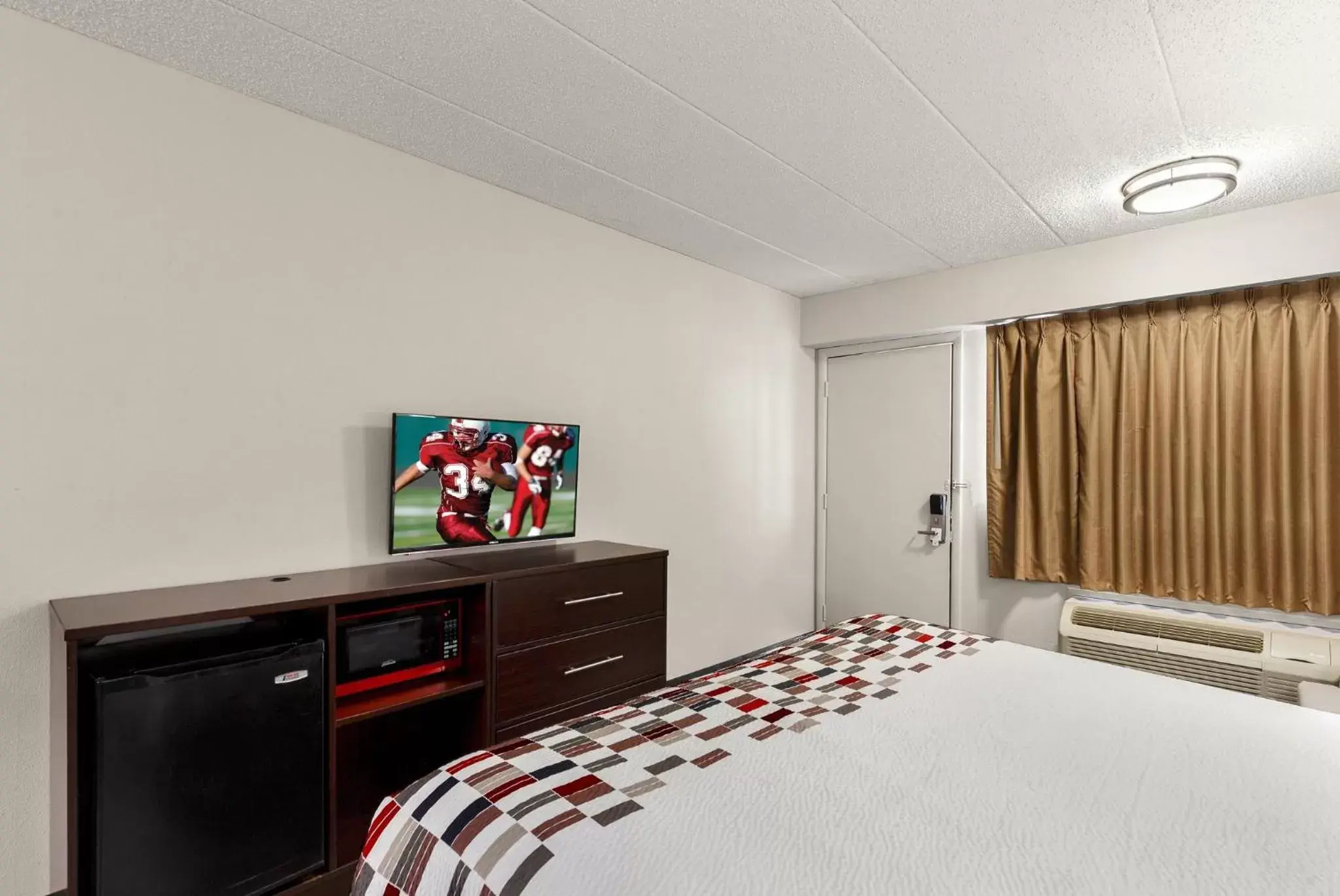 Superior King Room Disability Access Smoking in Red Roof Inn Springfield, IL Superior King Room Disability Access Smoking in Red Roof Inn Springfield, IL