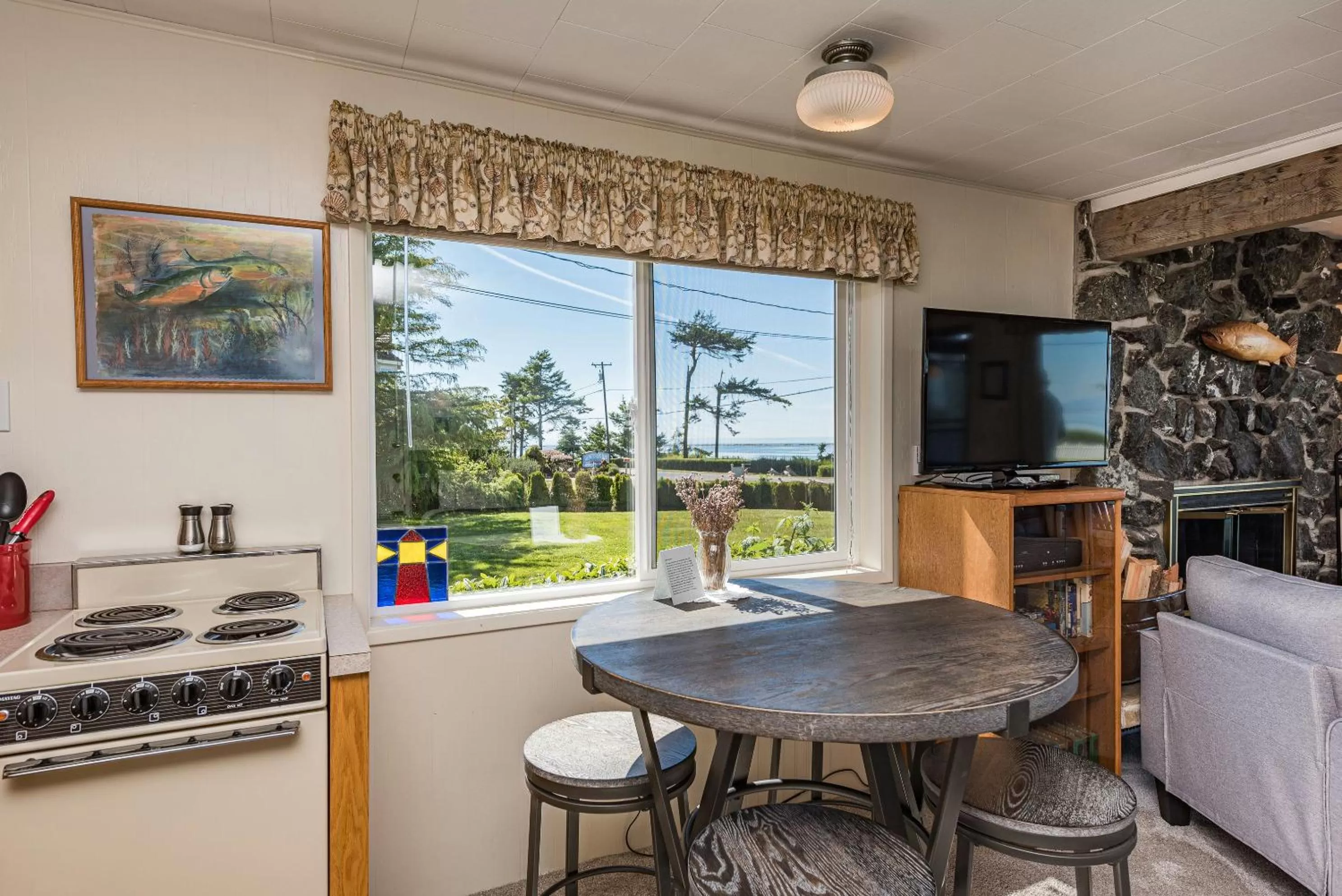 Dining area in Juan de Fuca Waterfront Hotel & Cottages