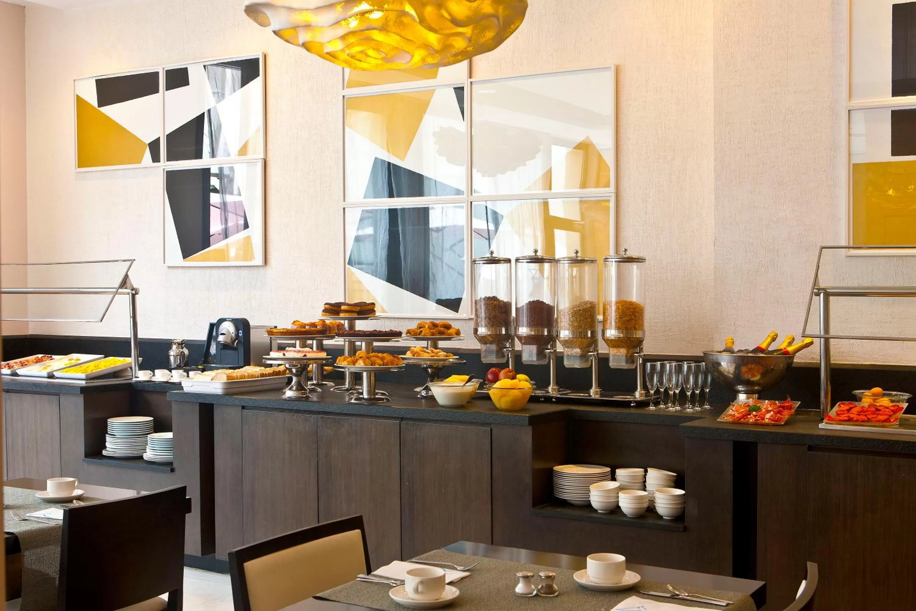 Restaurant/places to eat in Grupotel Gran Via 678