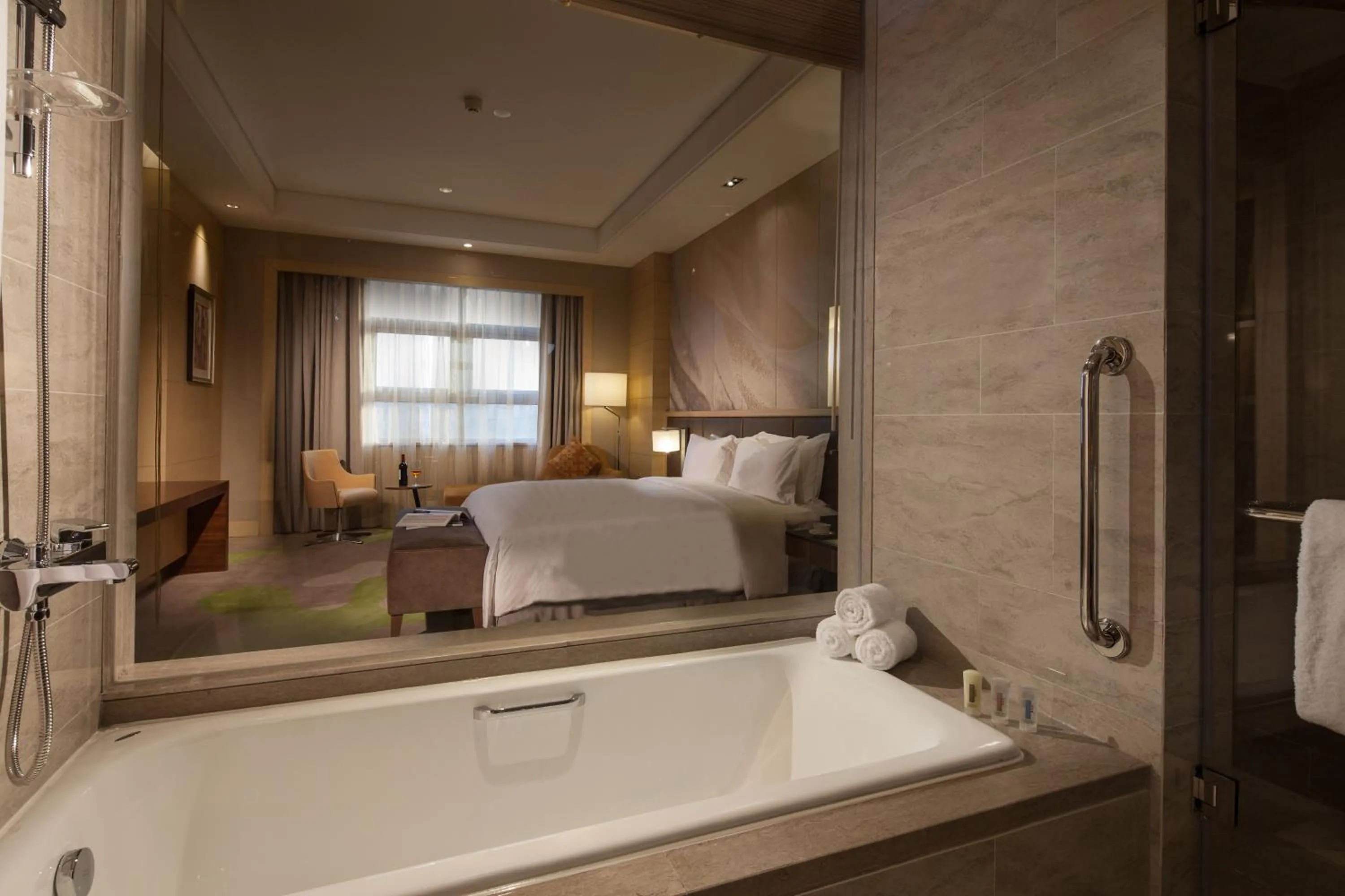 Bathroom, Bed in Hai Tian Expo Hotel