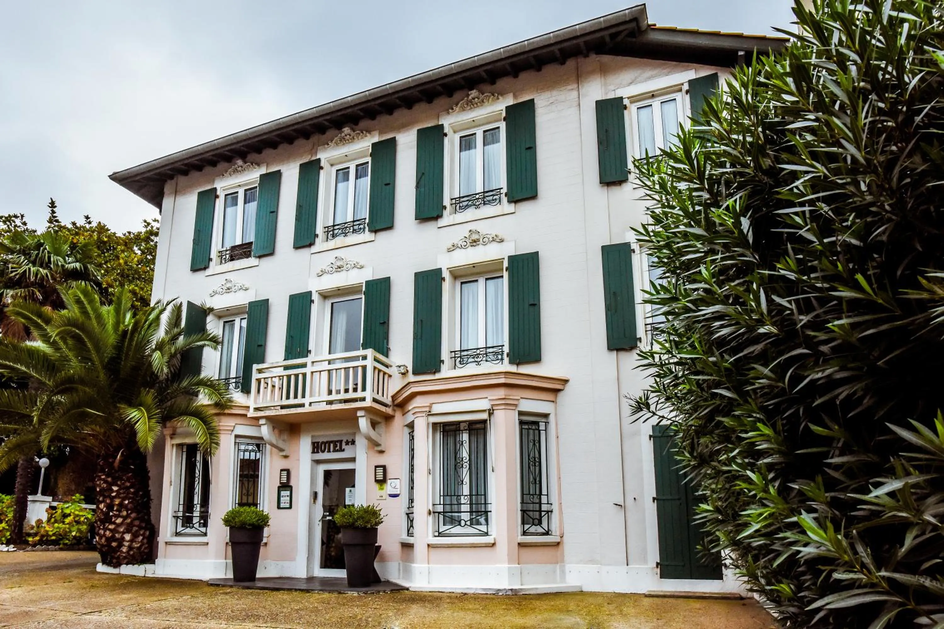 Facade/entrance in Hôtel VAL FLORES LOGIS