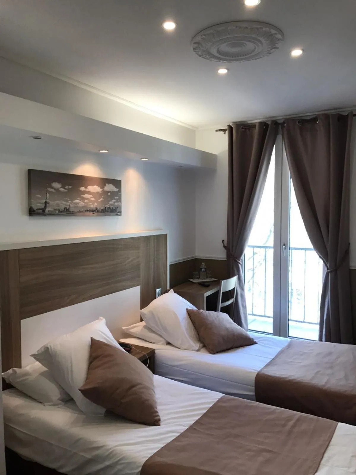 Bed in Grand Hotel Nouvel Opera