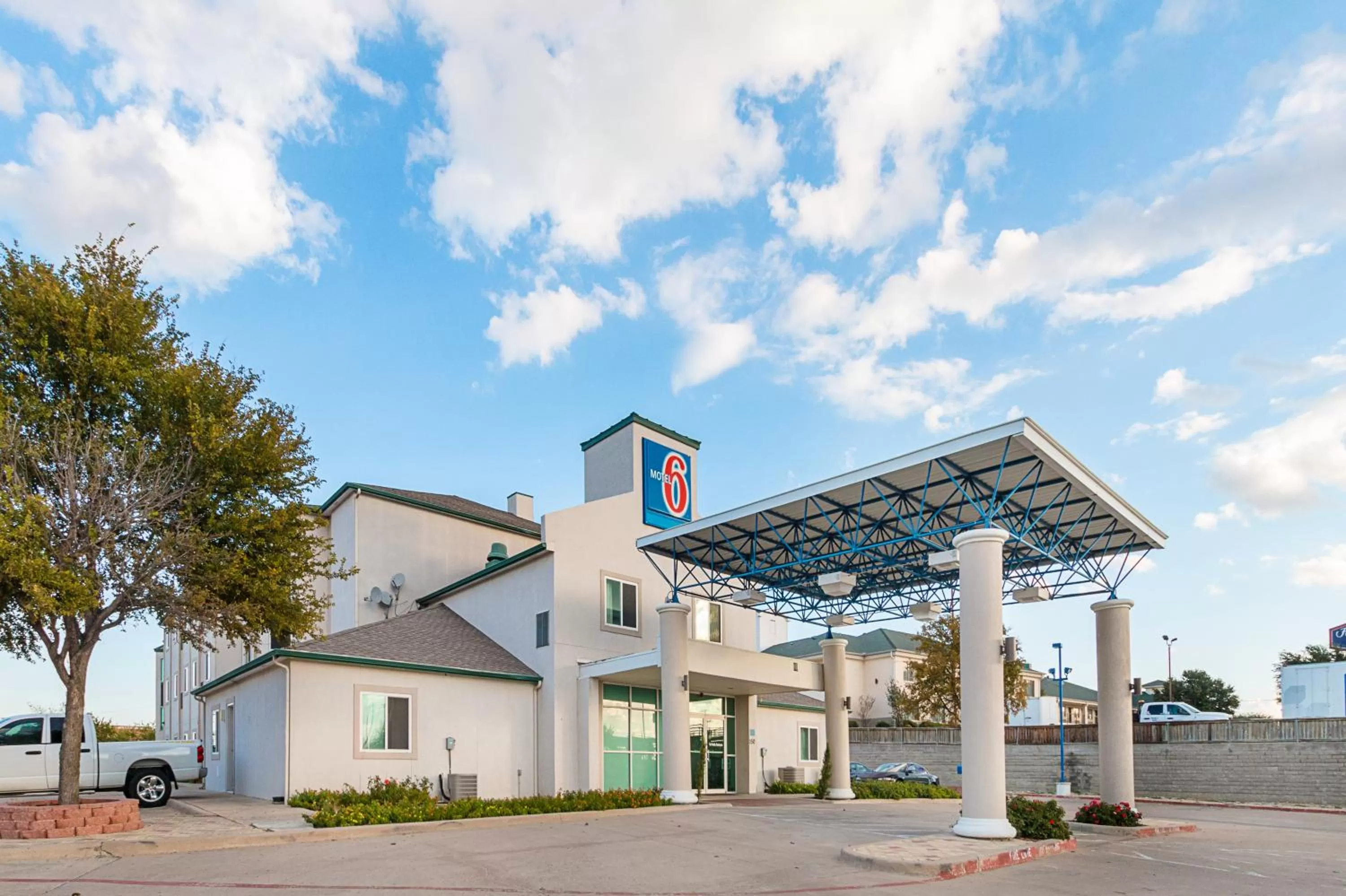 Facade/entrance in Motel 6-Weatherford, TX