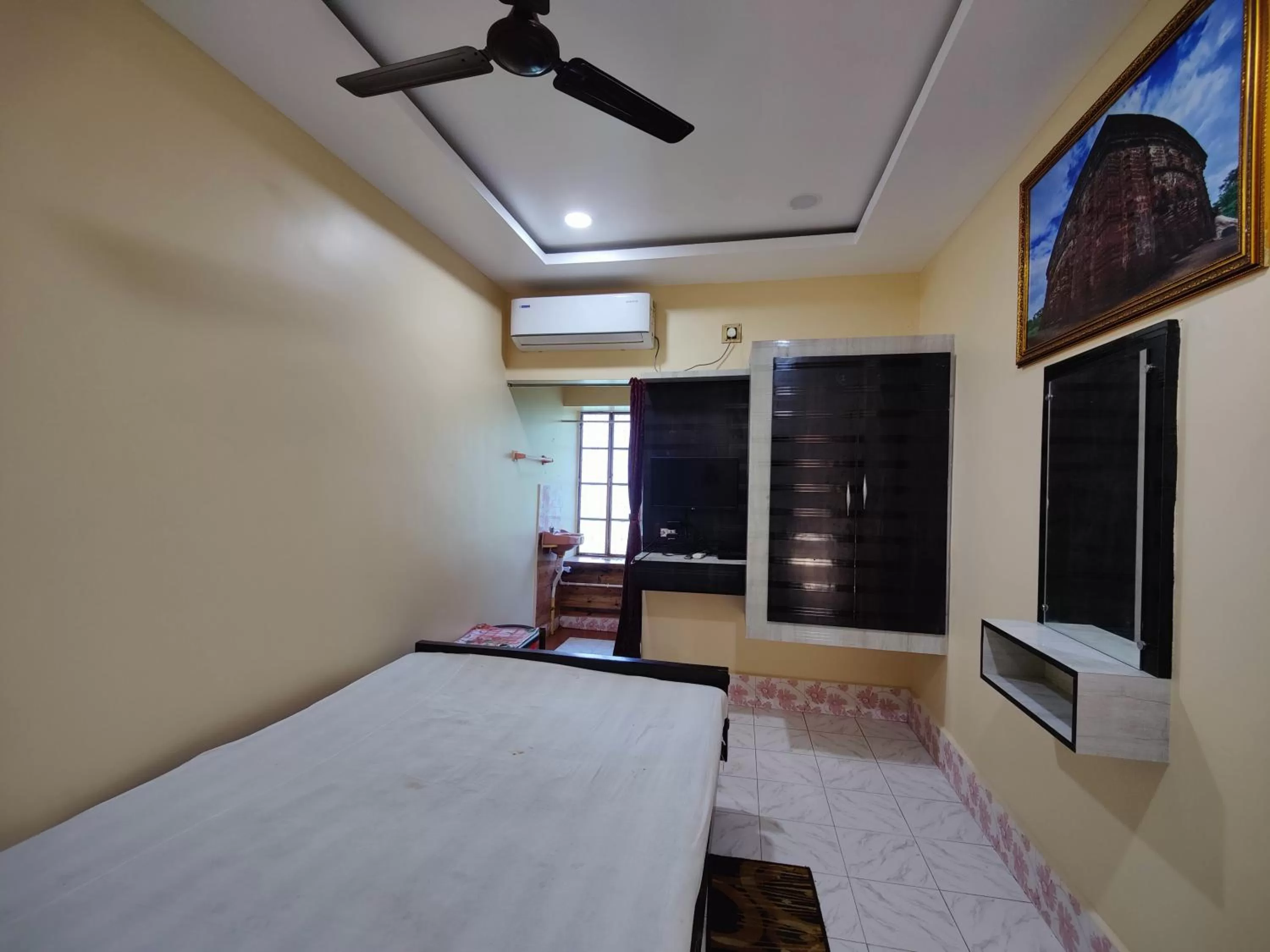 Photo of the whole room, Bed in Monalisa Lodge