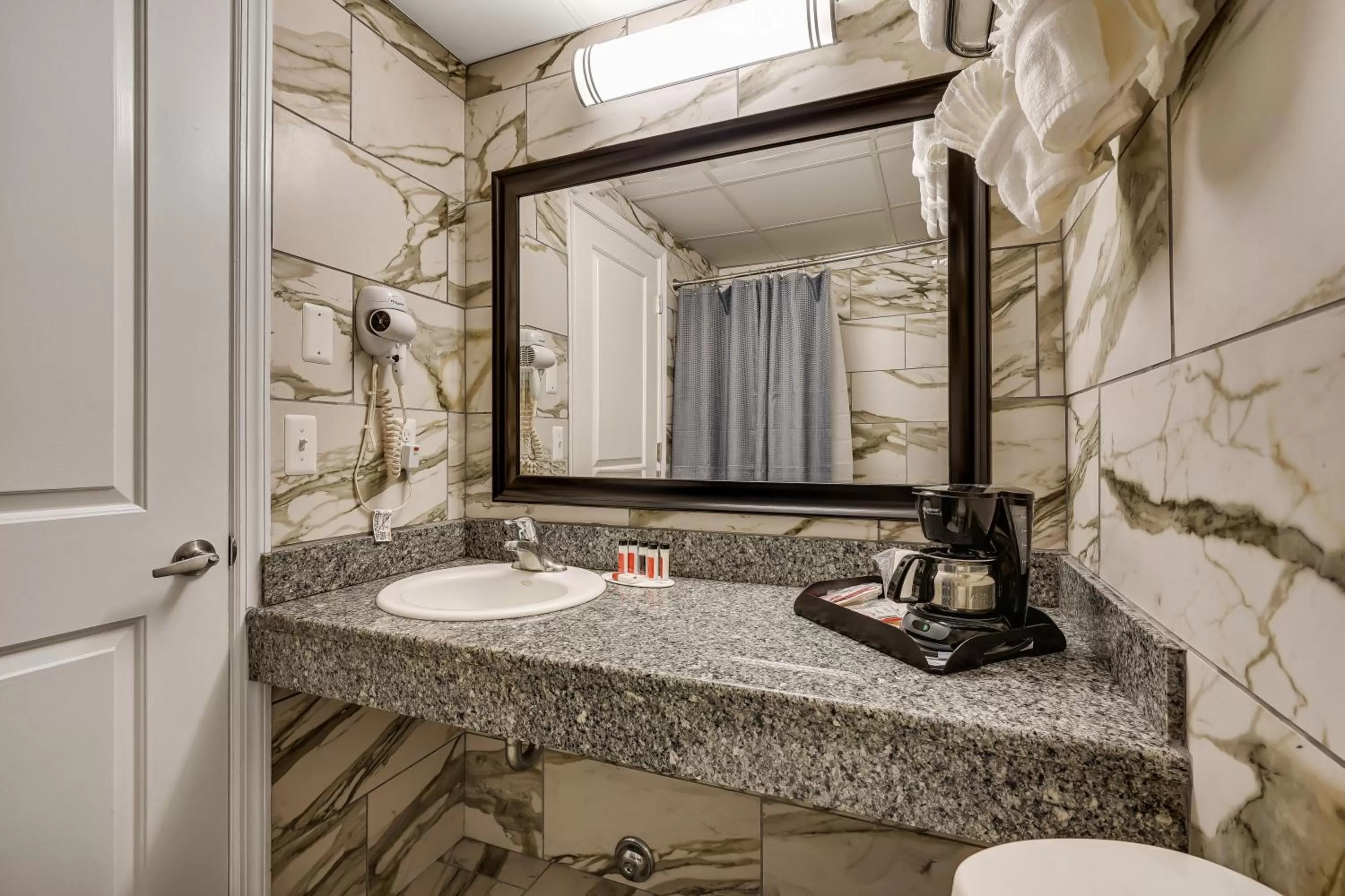 Bathroom in Blue Creek Inn