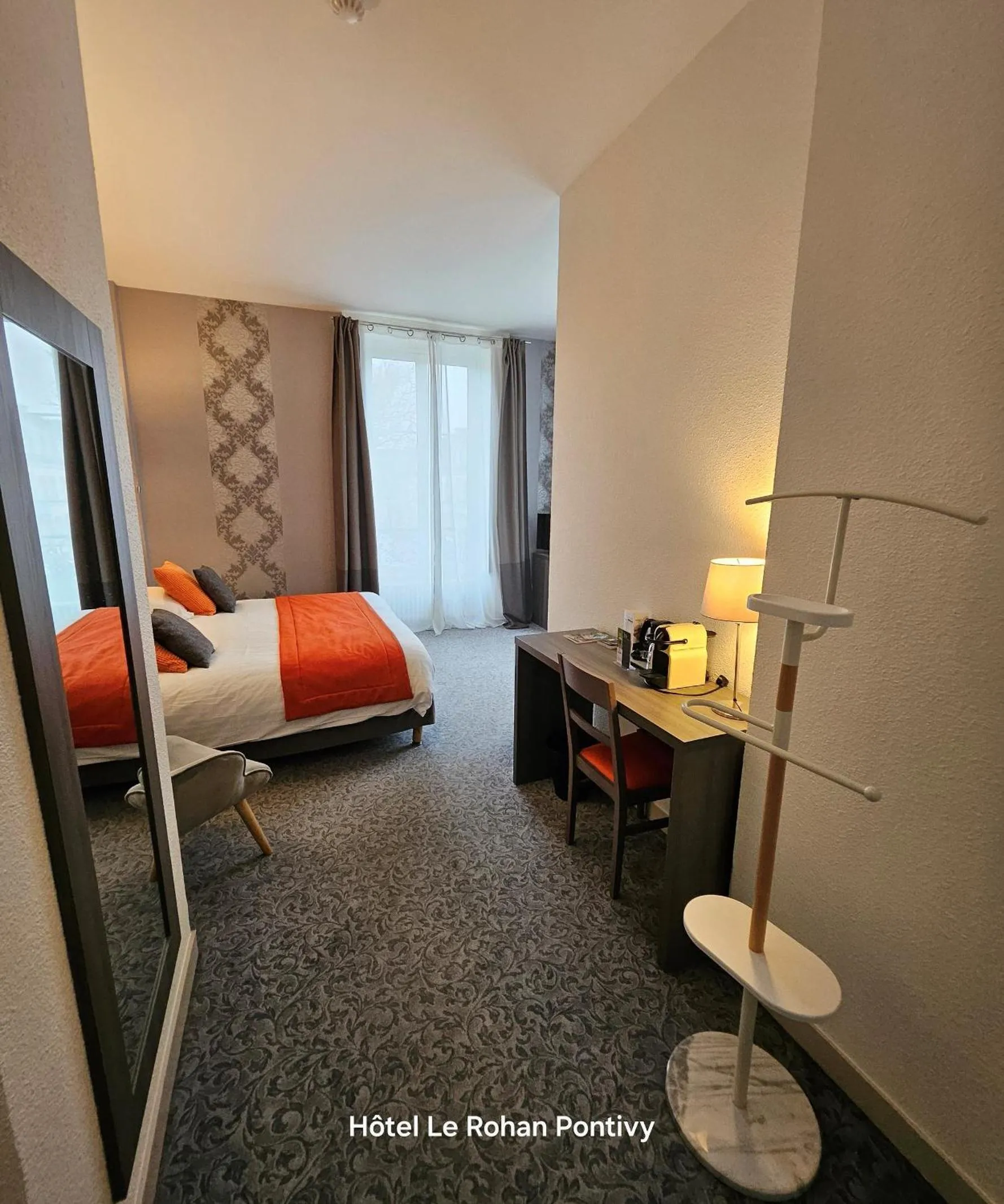 Guests, Bed in Hôtel Le Rohan Charme et Caractère