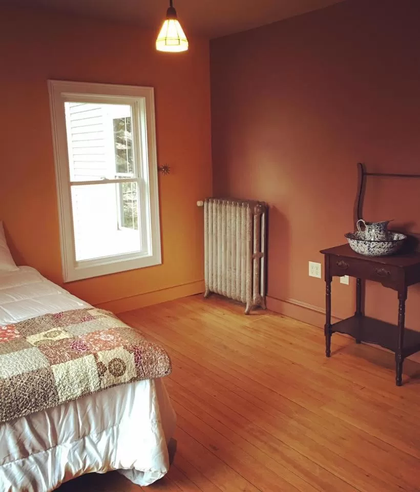 Day, Bed in Spillover Motel and Inn