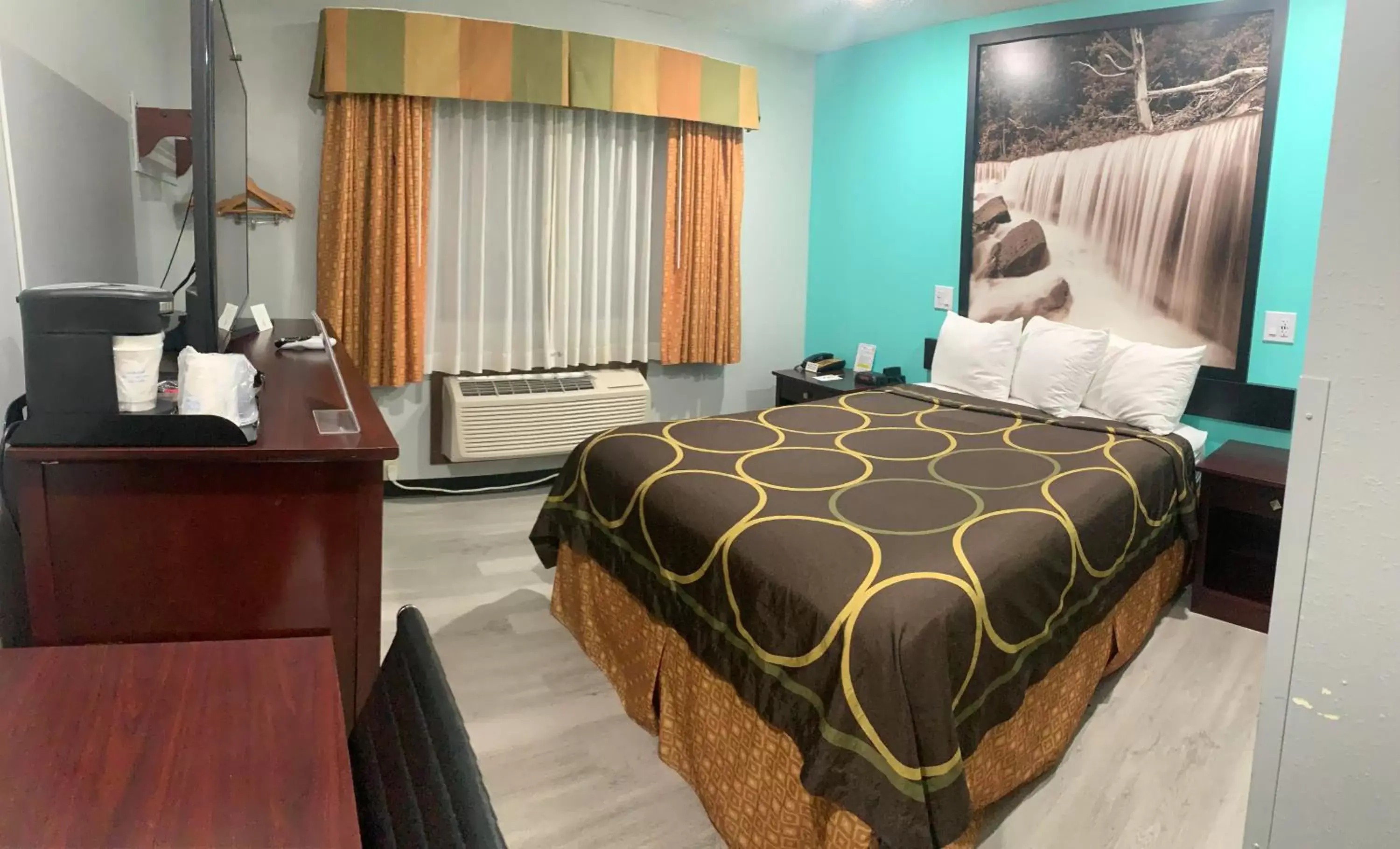 Queen Room - Mobility Access/Non-Smoking in Super 8 by Wyndham Emporia Queen Room - Mobility Access/Non-Smoking in Super 8 by Wyndham Emporia