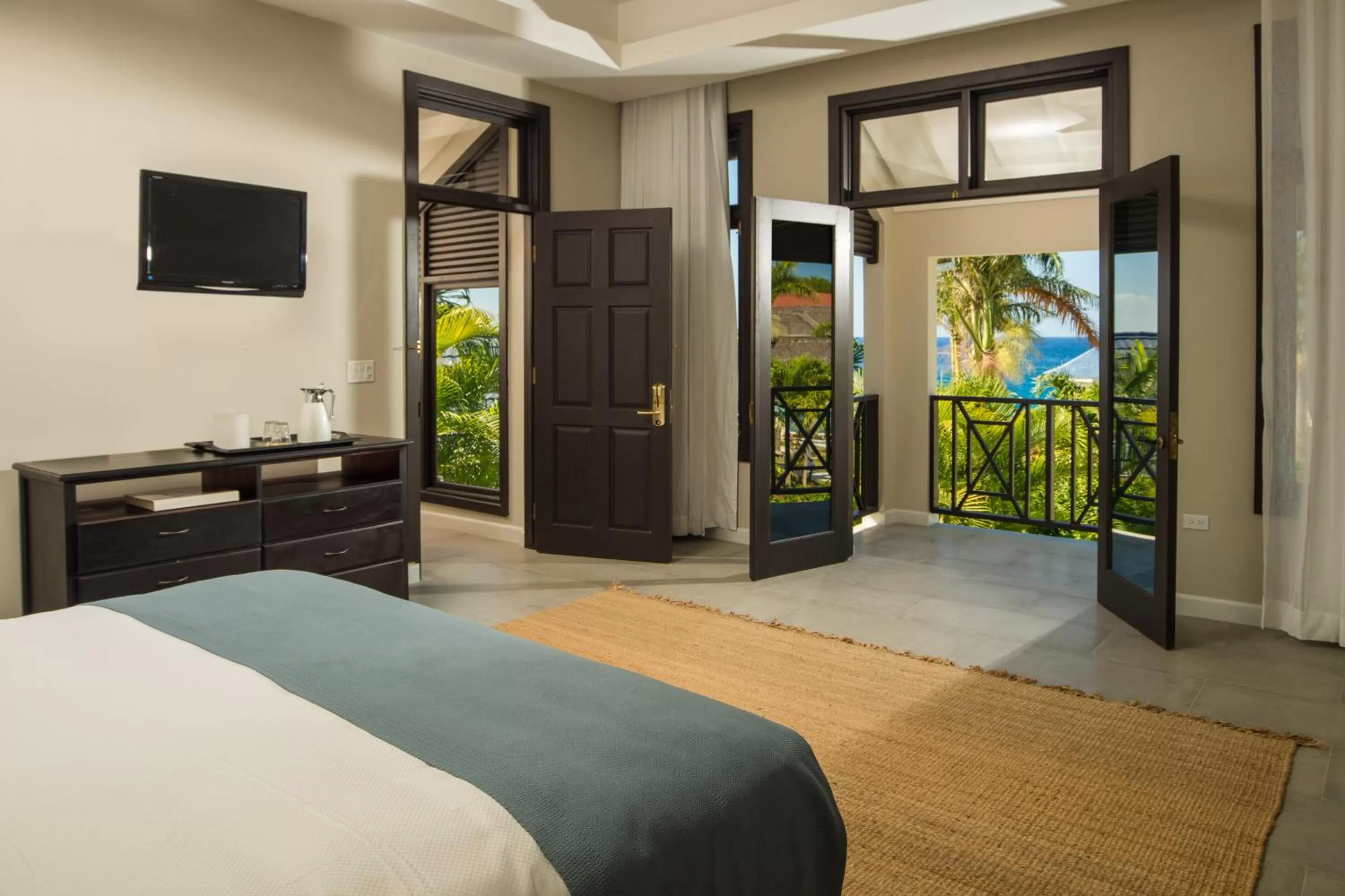 Photo of the whole room, Bed in The Cliff Hotel