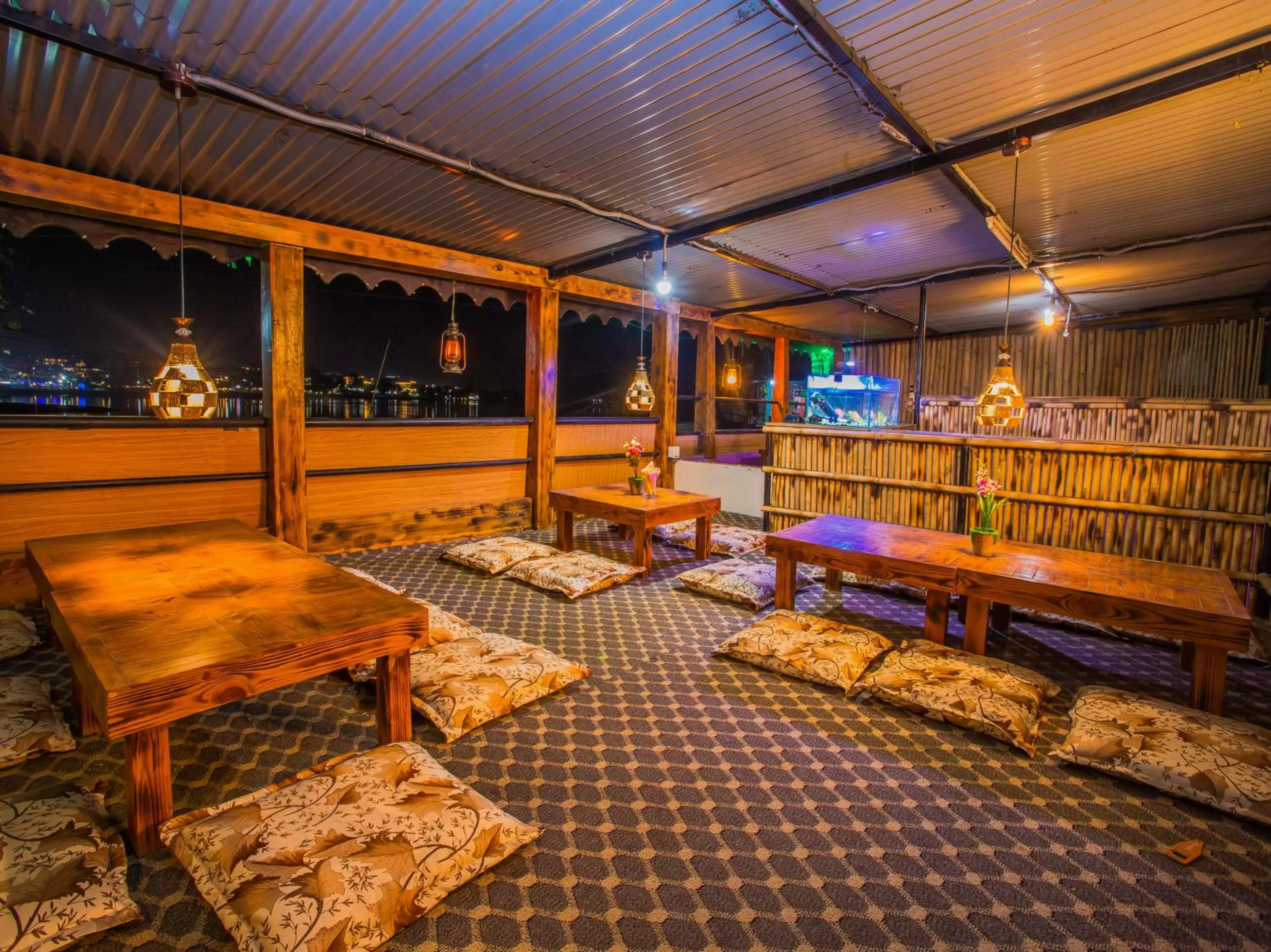 Restaurant/places to eat in Hotel Fewa Corner & Restro