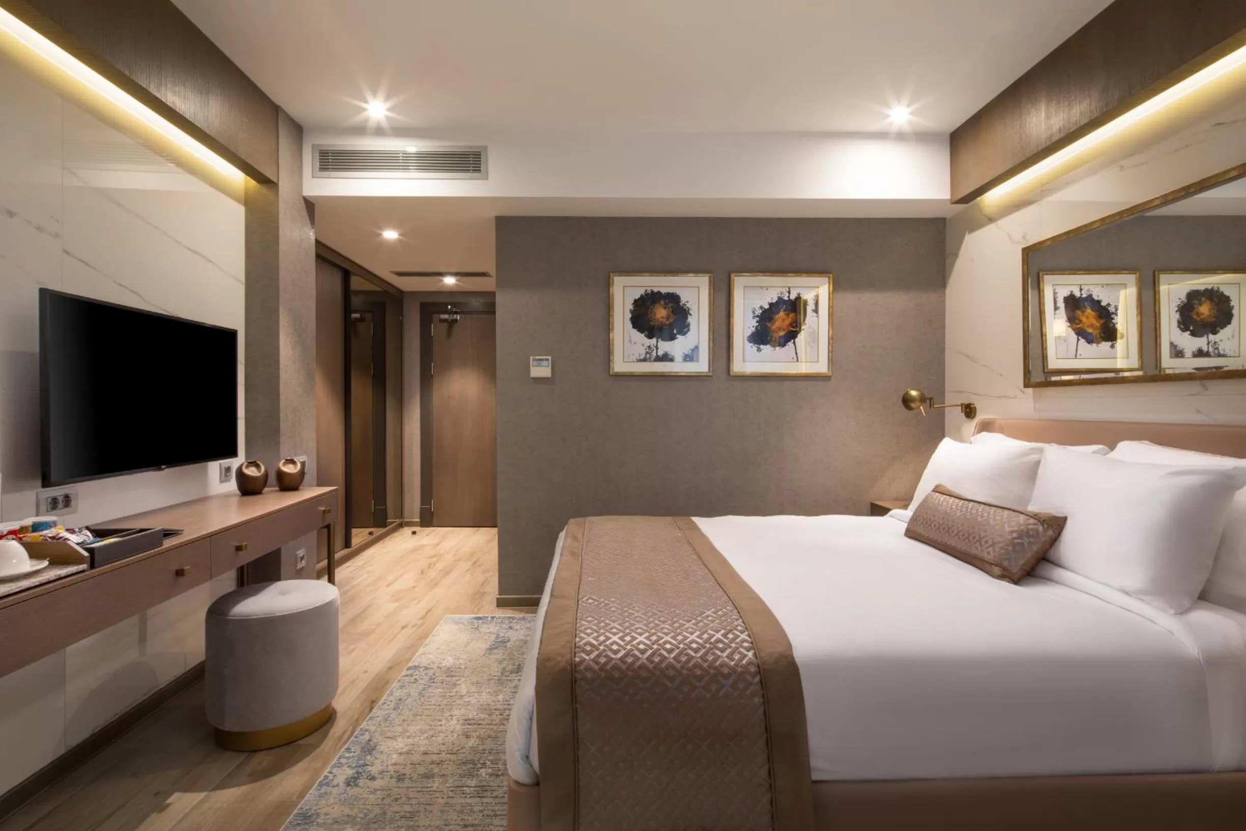 Massage, Bed in Mula Hotel