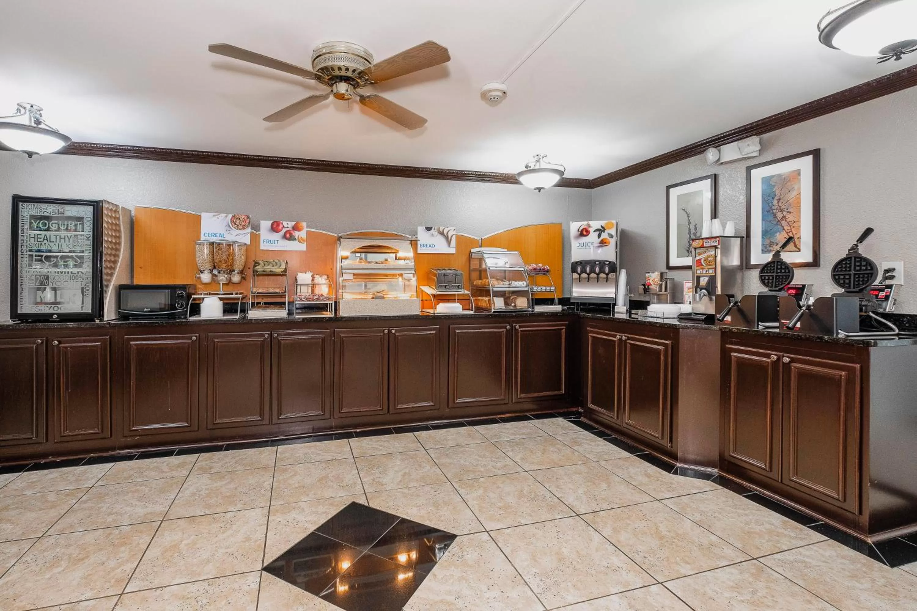 Breakfast in Red Roof Inn & Suites Macon