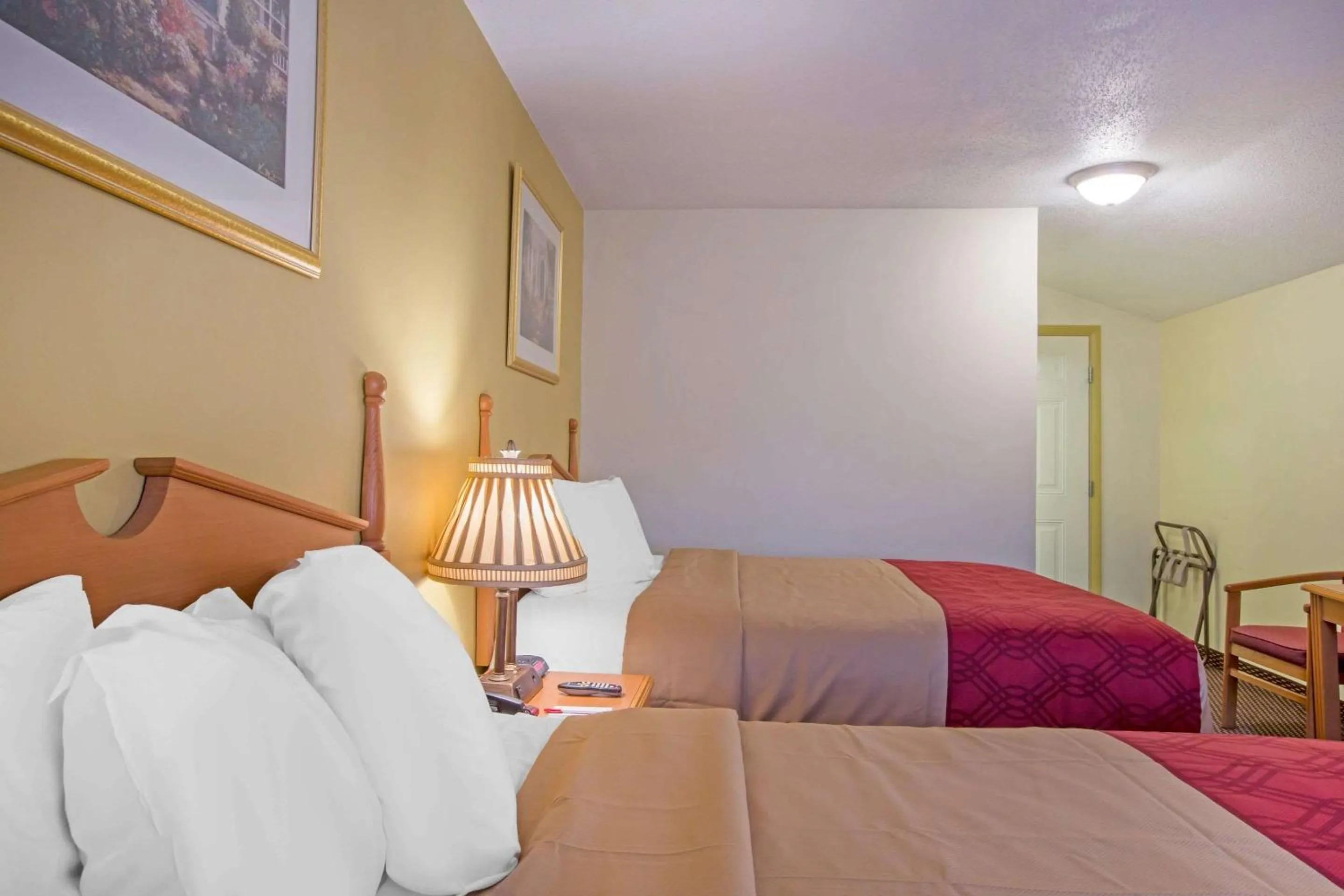 Photo of the whole room, Bed in Econo Lodge Manchester Center