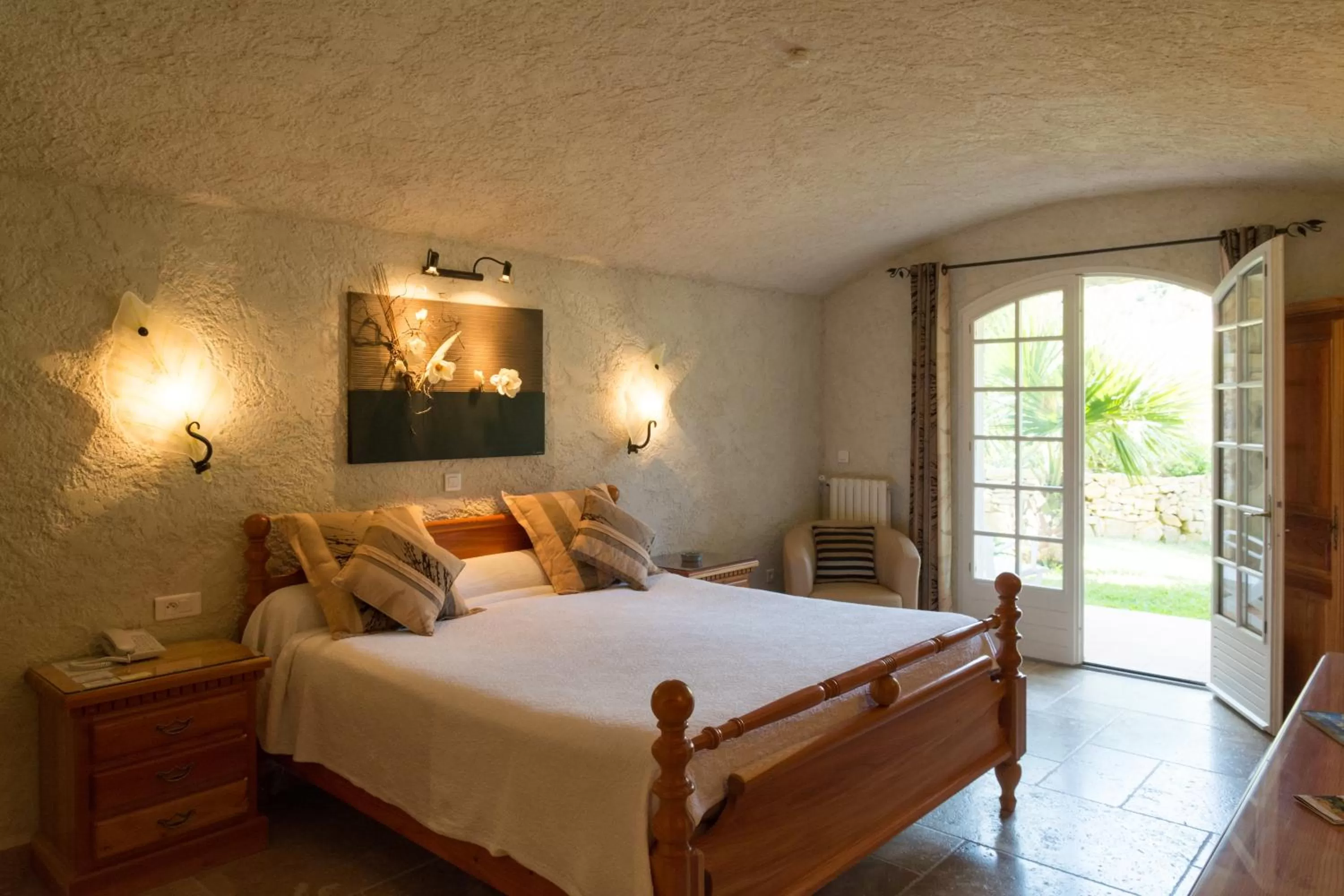 Photo of the whole room, Bed in L' Escapade Hôtel & Restaurant