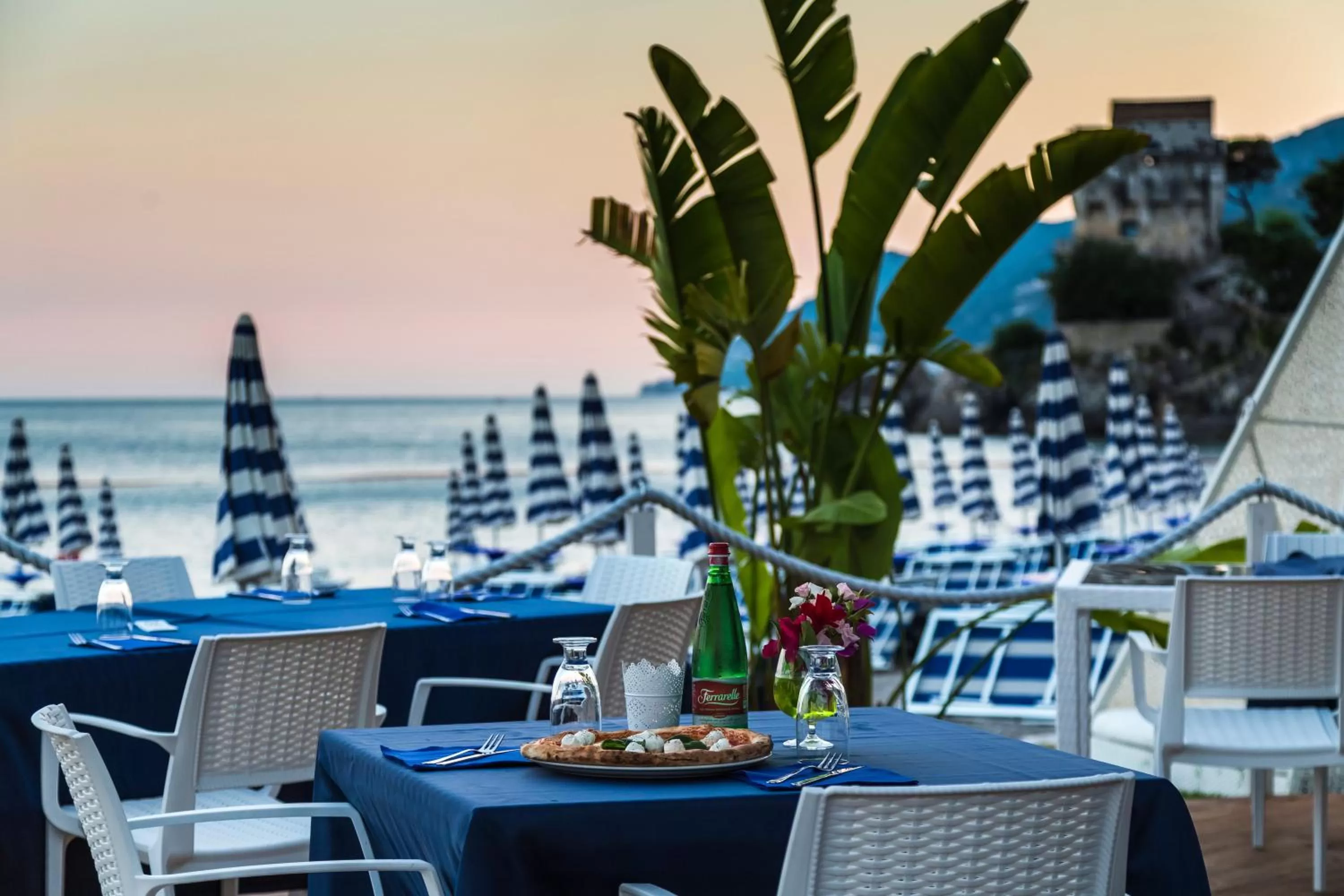 Restaurant/places to eat in Lloyd's Baia Hotel