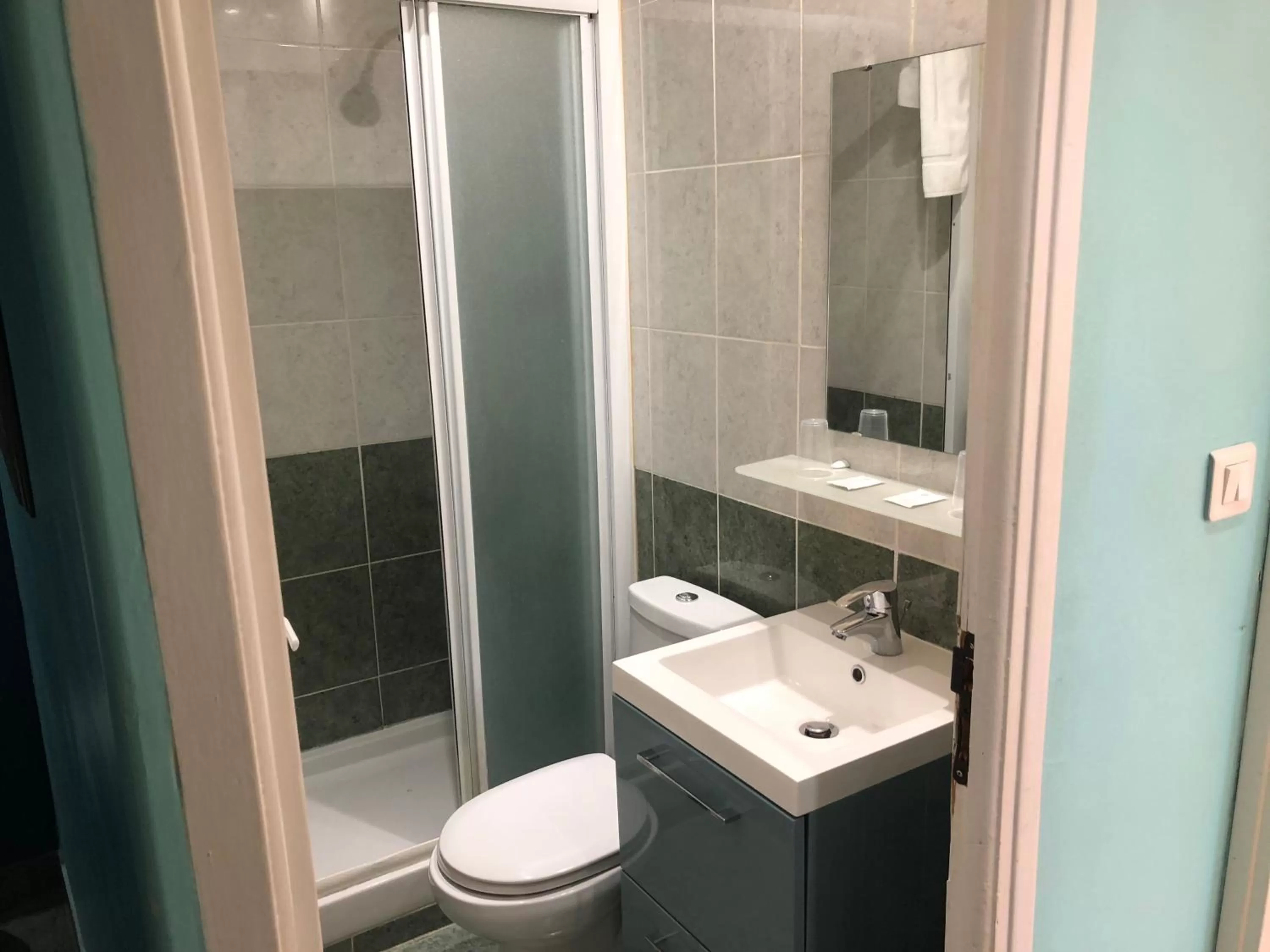 Bathroom in Hôtel Le Derby