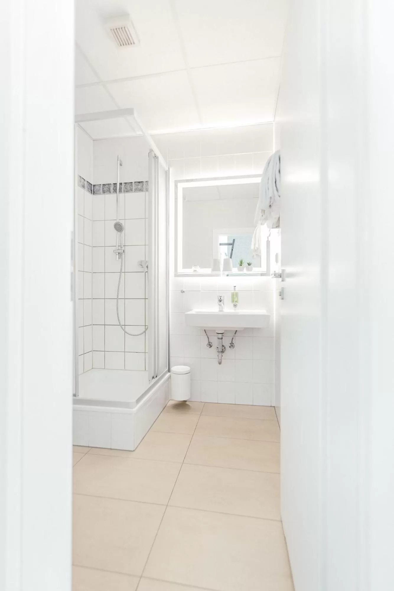 Shower, Bathroom in Pallas Hotel