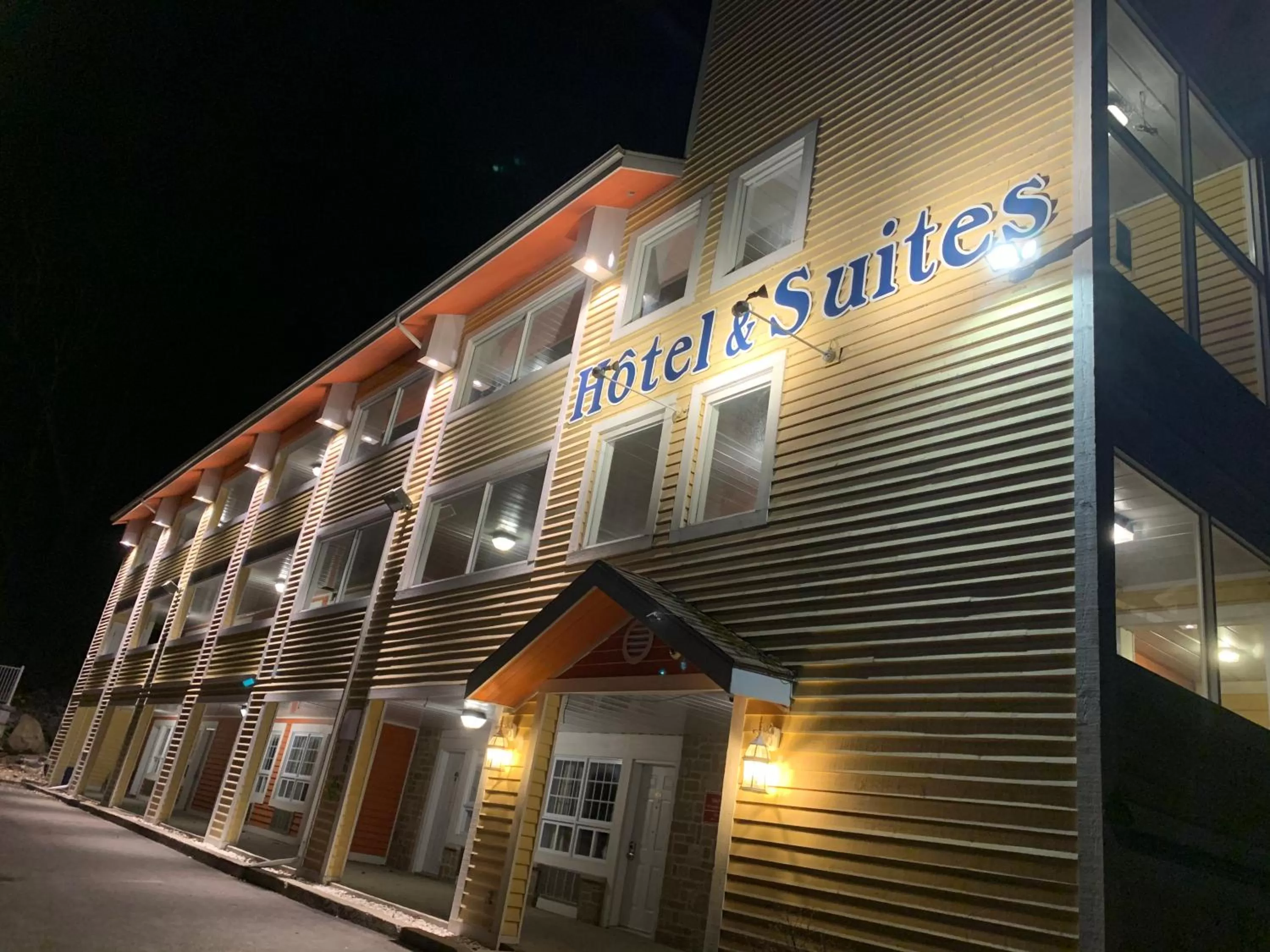 Property building in Hotel and Suites Les Laurentides
