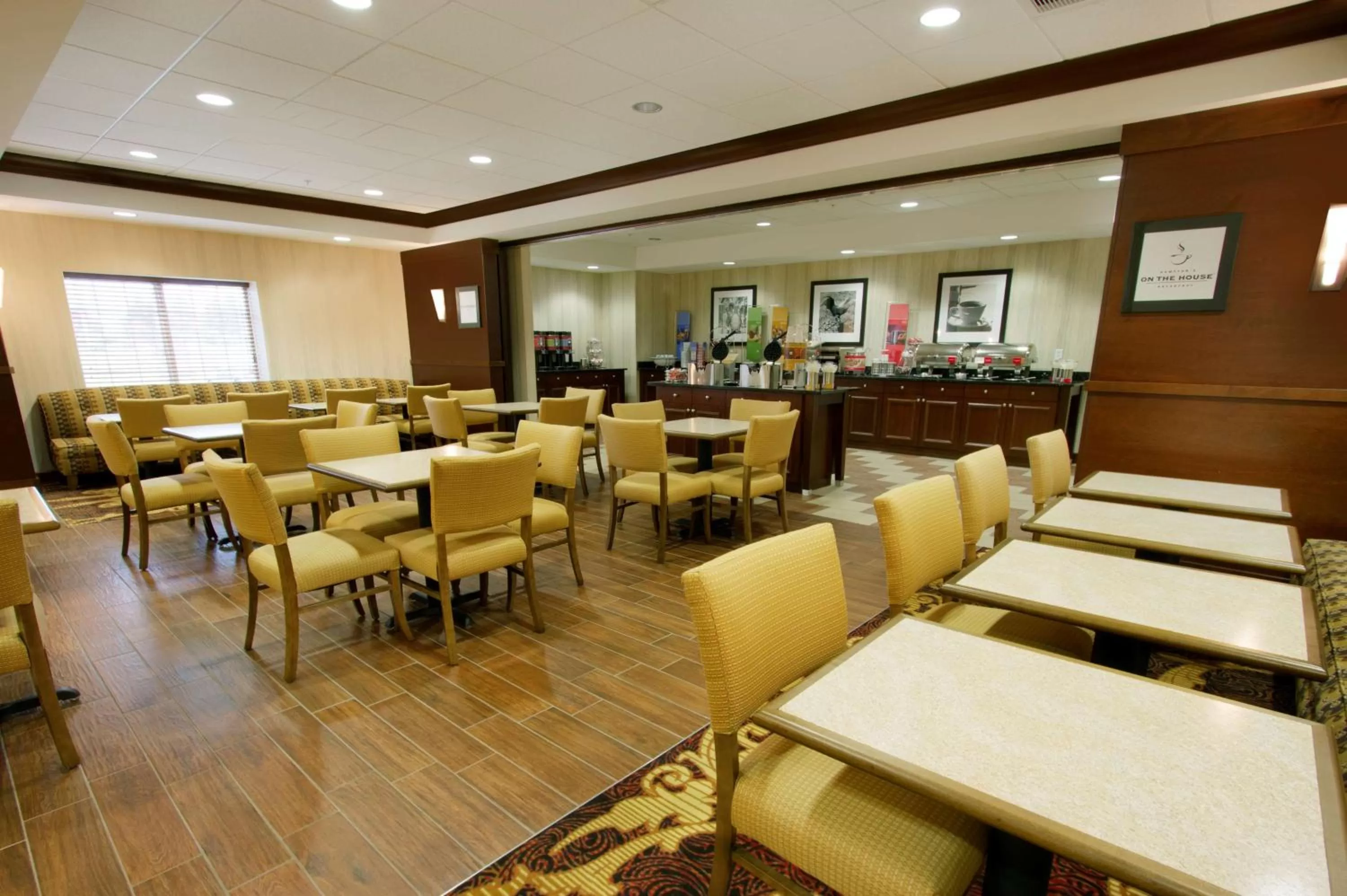 Dining area in Hampton Inn Bangor