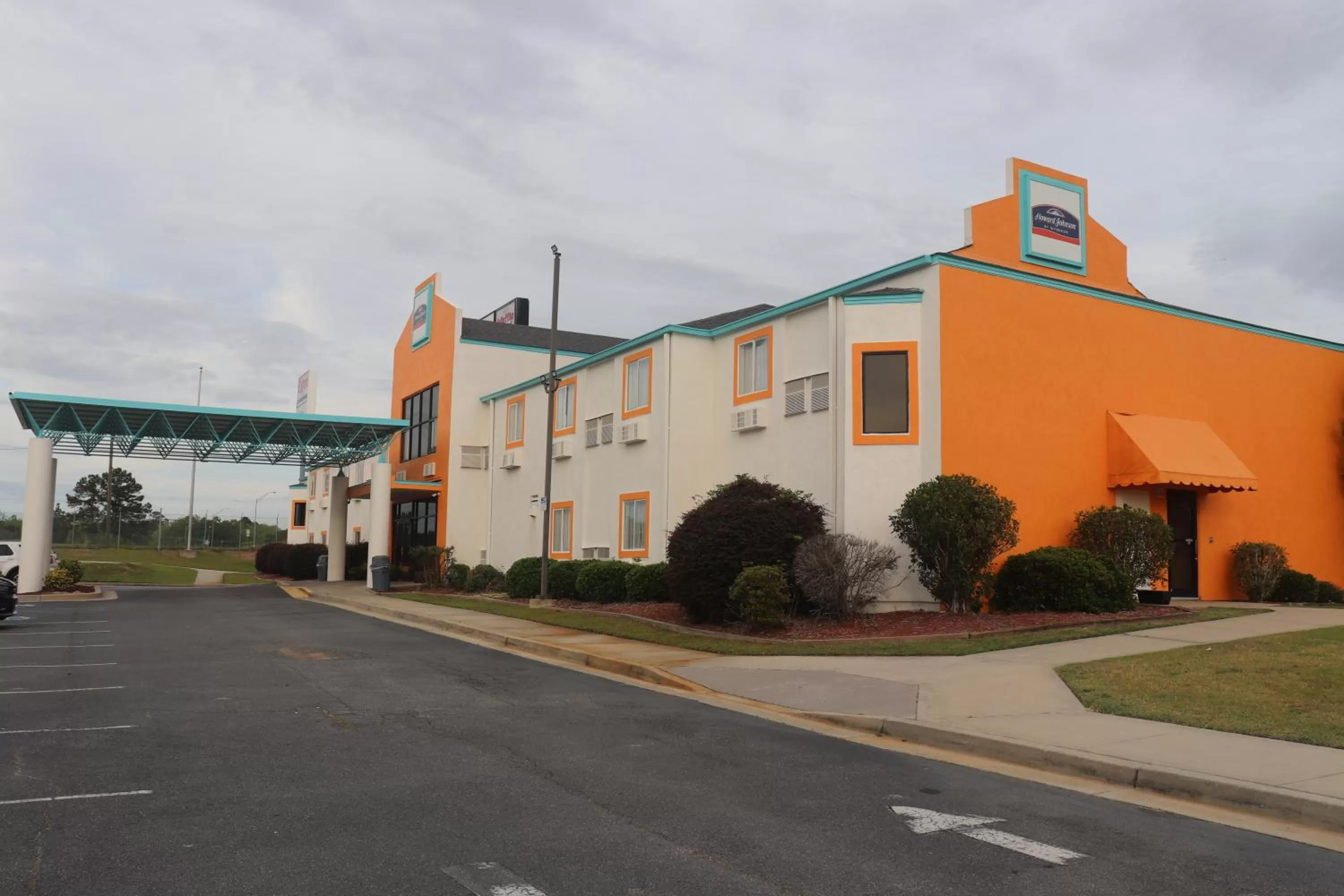 Property building in Howard Johnson by Wyndham Tifton GA I-75