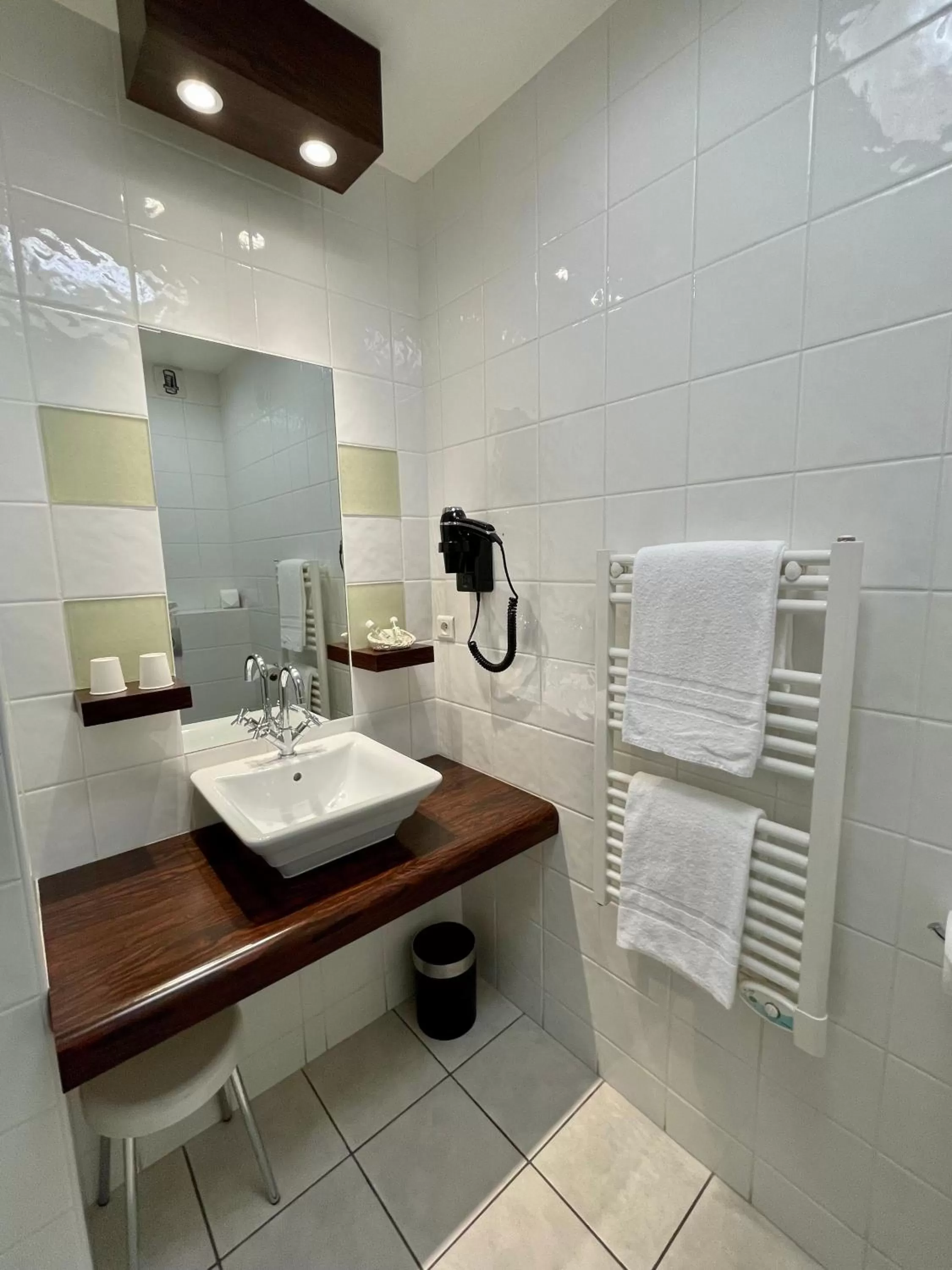 Bathroom in Hôtel Au Logis des Remparts