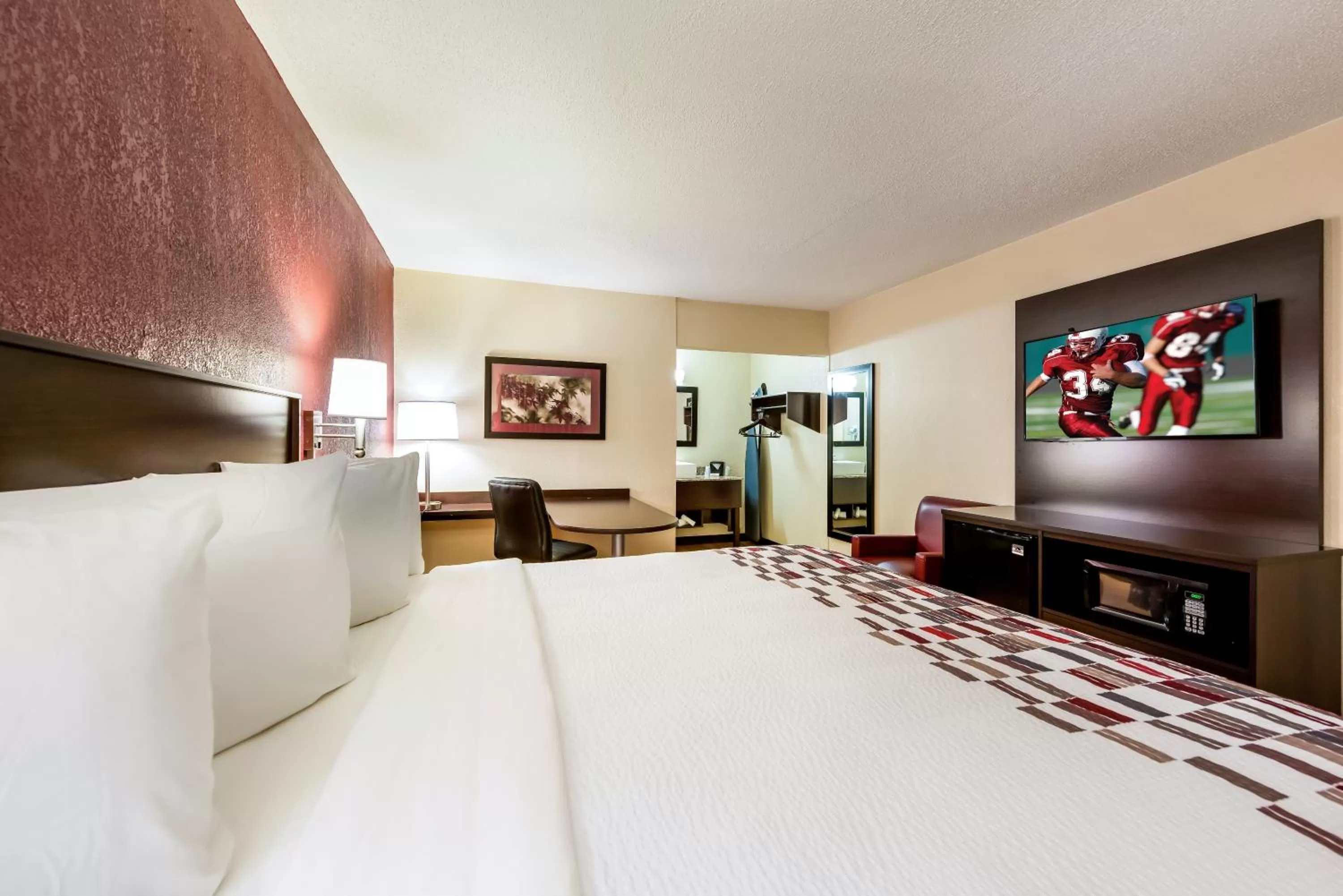 Bedroom, Bed in Red Roof Inn Marion, IN