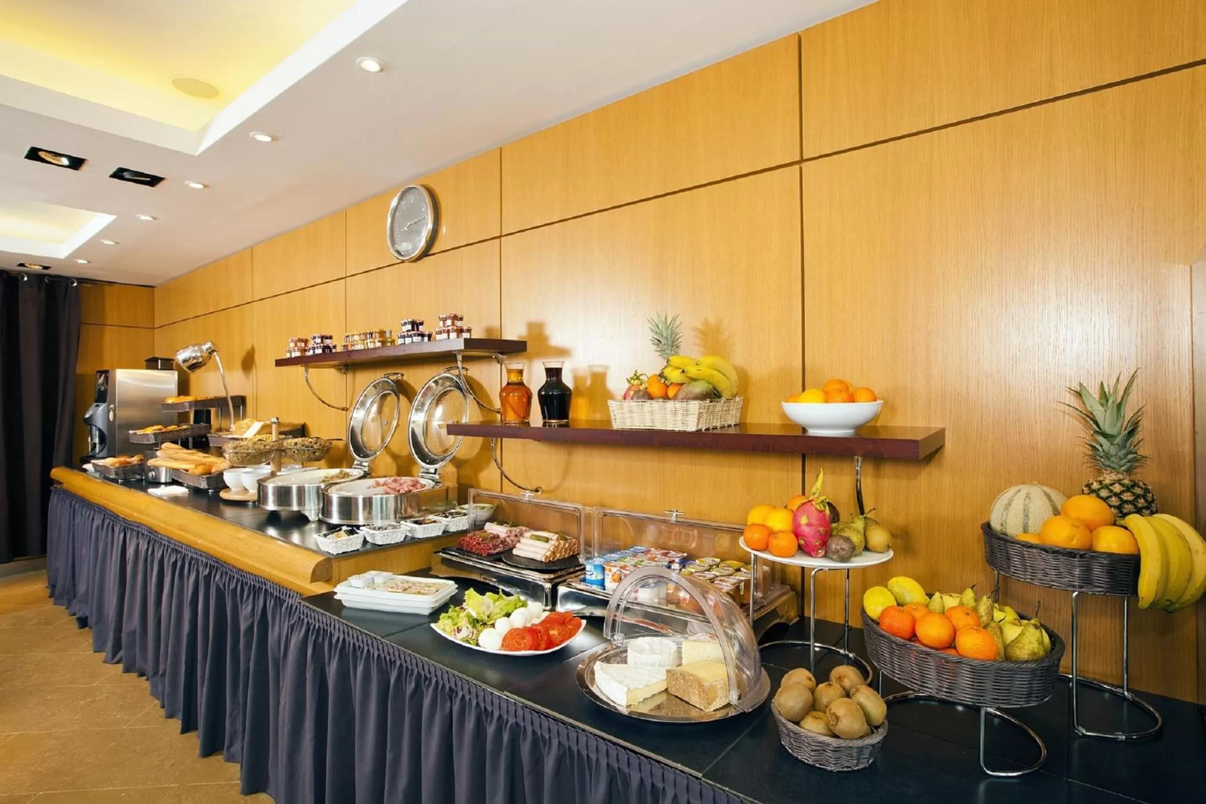 Restaurant/places to eat in Residhome Paris-Massy